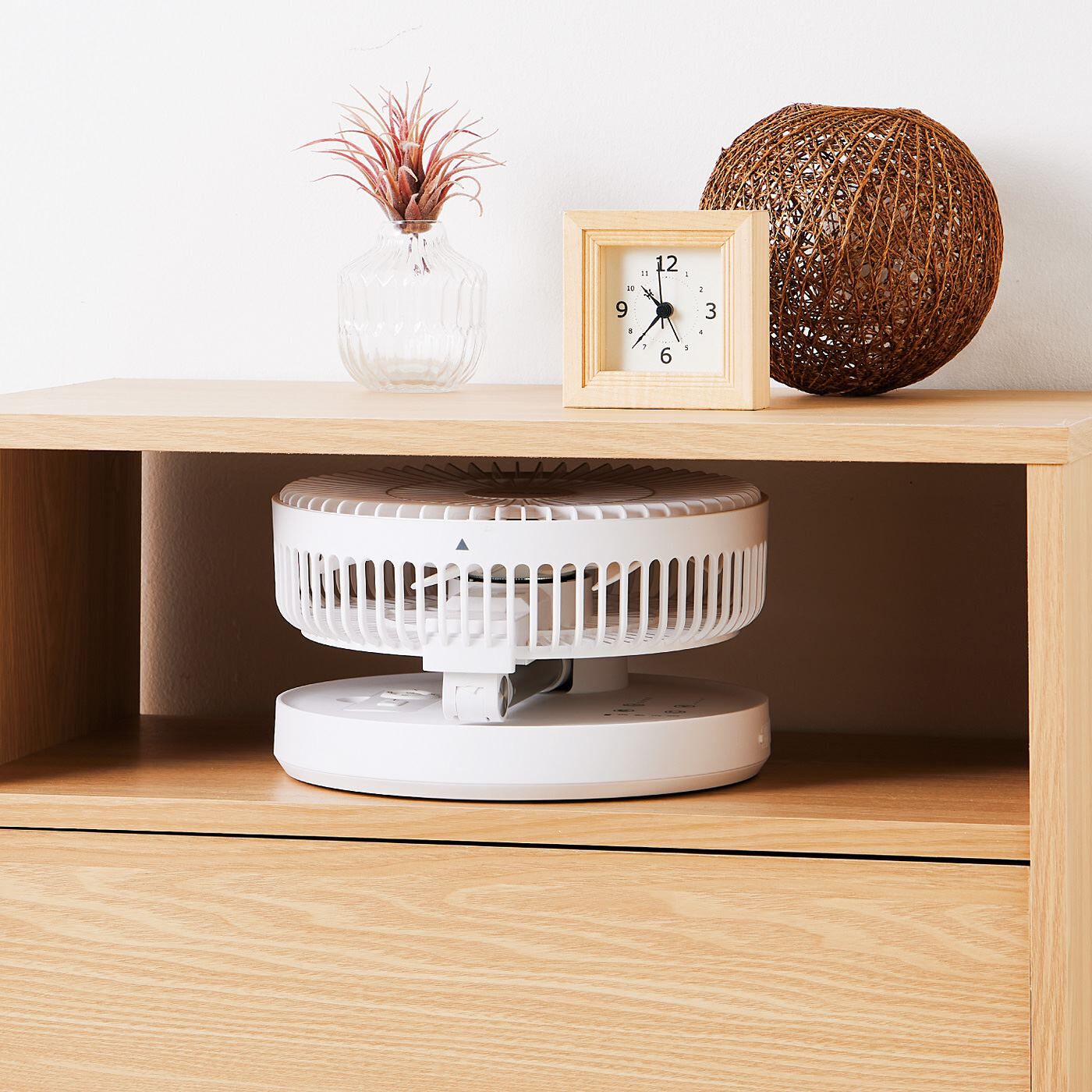 フェリシモギフトショップ|小さく折りたたんでコンパクト収納！　らくらく持ち運べるコードレス首振り扇風機〈充電式〉|コンパクトに収納OK。