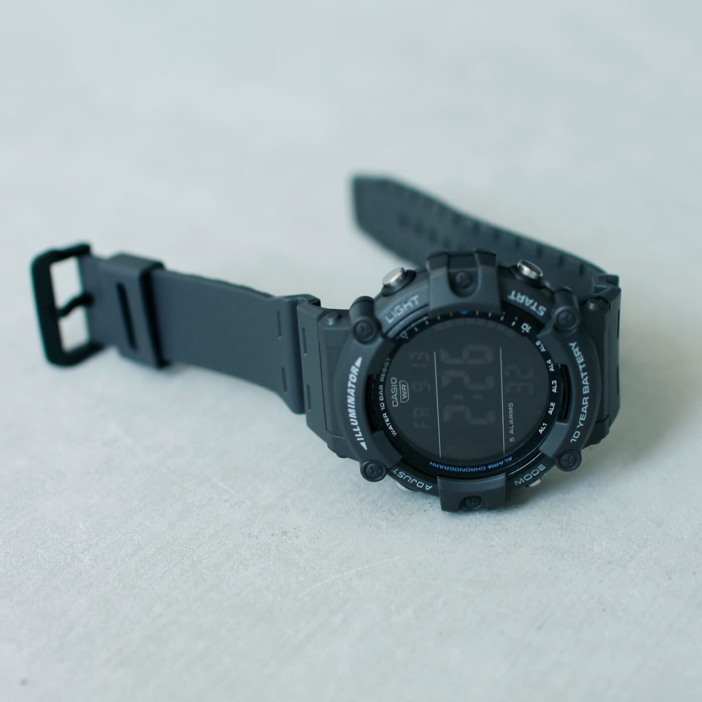 フェリシモギフトショップ|このごろ meets CASIO 推しカシ　ウォータープルーフボーイ〈AE-1500WH-8BJF〉|樹脂製のバンドは145〜215mmまで調節可能。手首の太さを選ばないおおらかさです