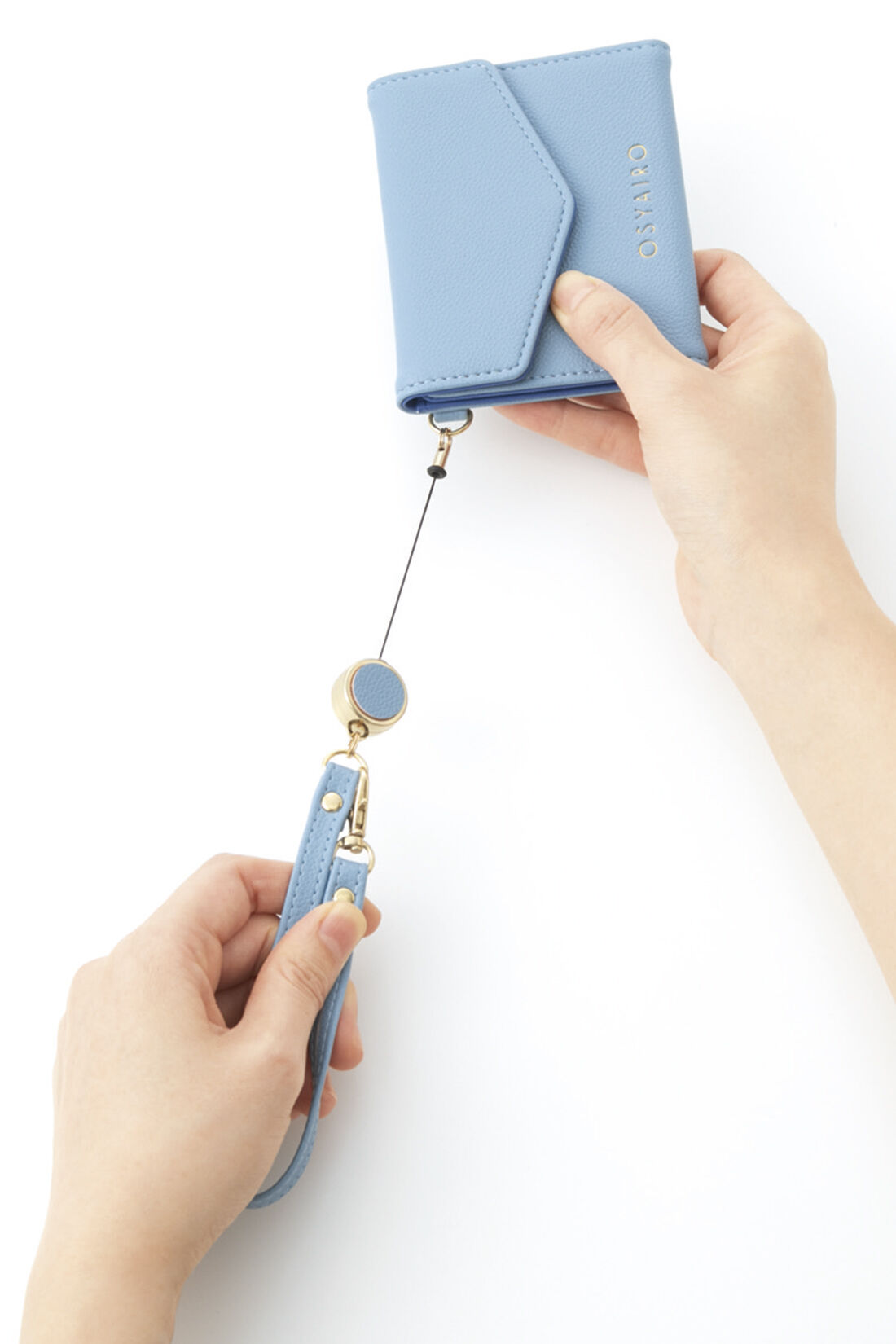 フェリシモギフトショップ|OSYAIRO　推しと一緒にどこまでも　手紙みたいなリール付きパスケース〈パープル〉|改札タッチに便利なリール付き。グーンと伸ばすたびに「推しに届け、この想い！」と心の中で唱えましょう。　※写真はブルーです。