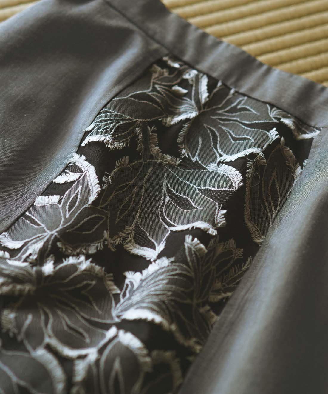 フェリシモギフトショップ|el:ment　播州織カットジャカードをアートのように愉（たの）しむコットン混ロングスカート〈スミ〉|精緻に織られたジャカードの糸をカットすることで、柄の濃淡が繊細かつ大胆に際立ちます。