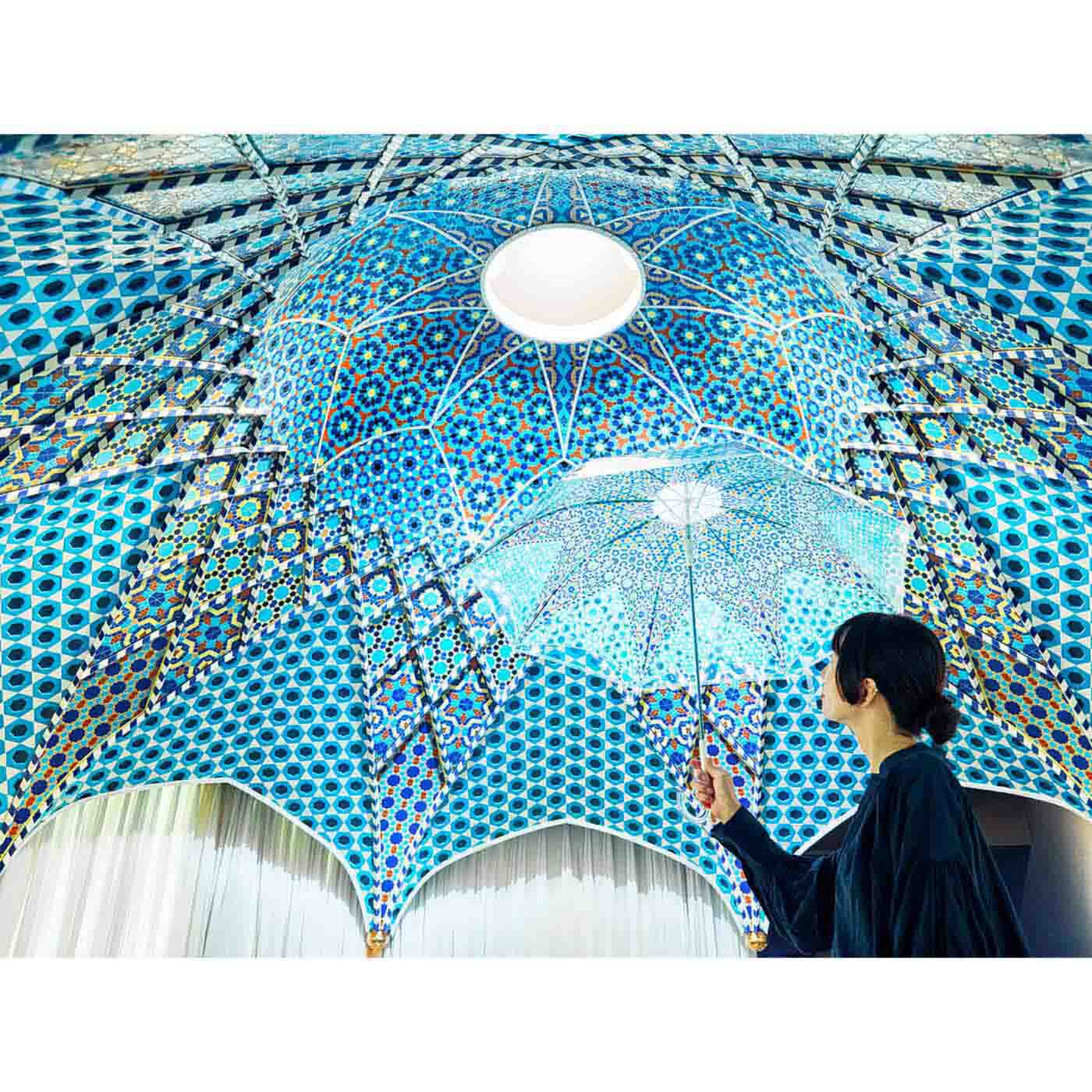 フェリシモギフトショップ|頭上に広がるドーム天井 幾何学模様のタイル装飾傘