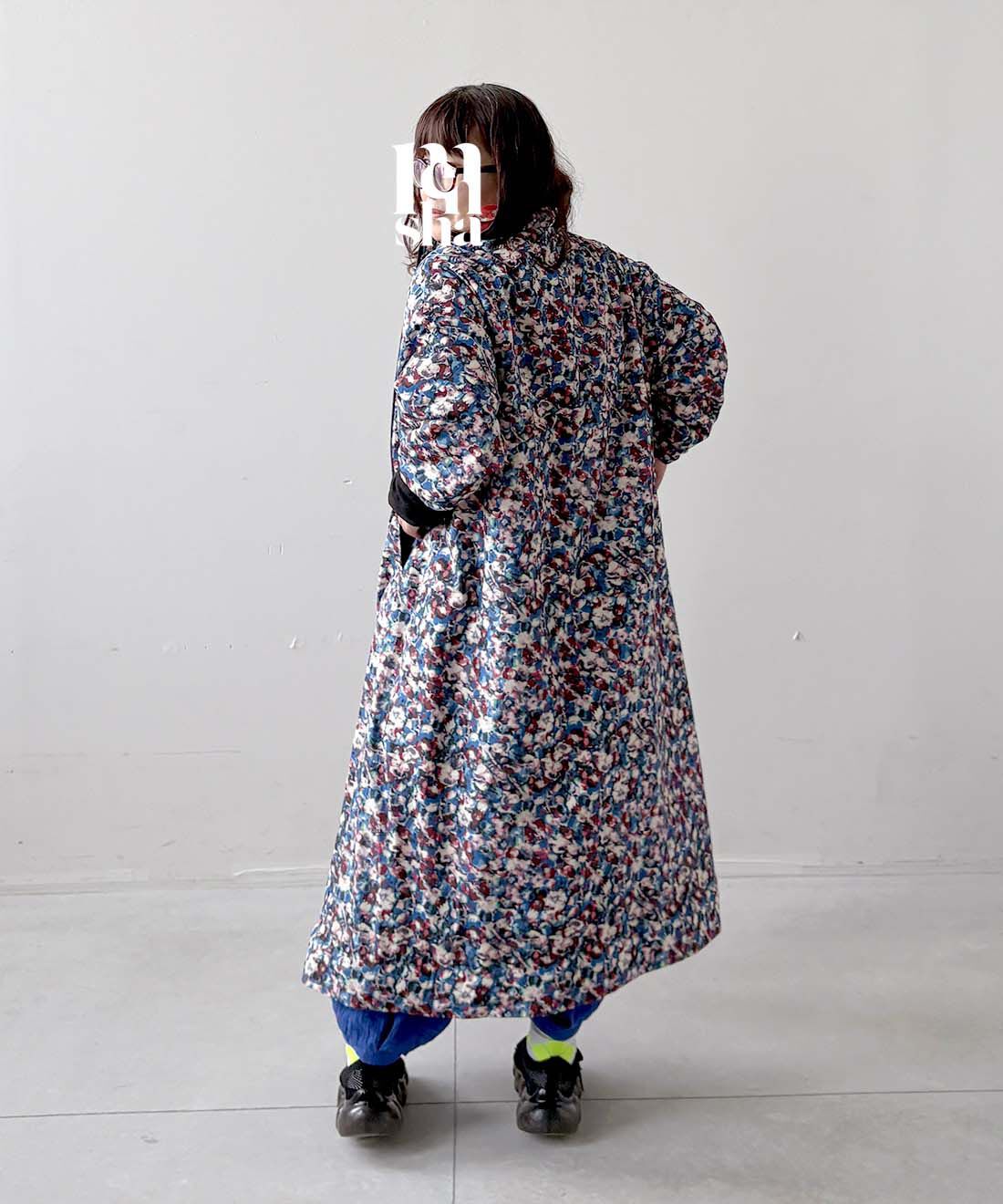 mensha!|(マフラー付き) リバーシブルコート〈花×ブラック〉のコーディネート