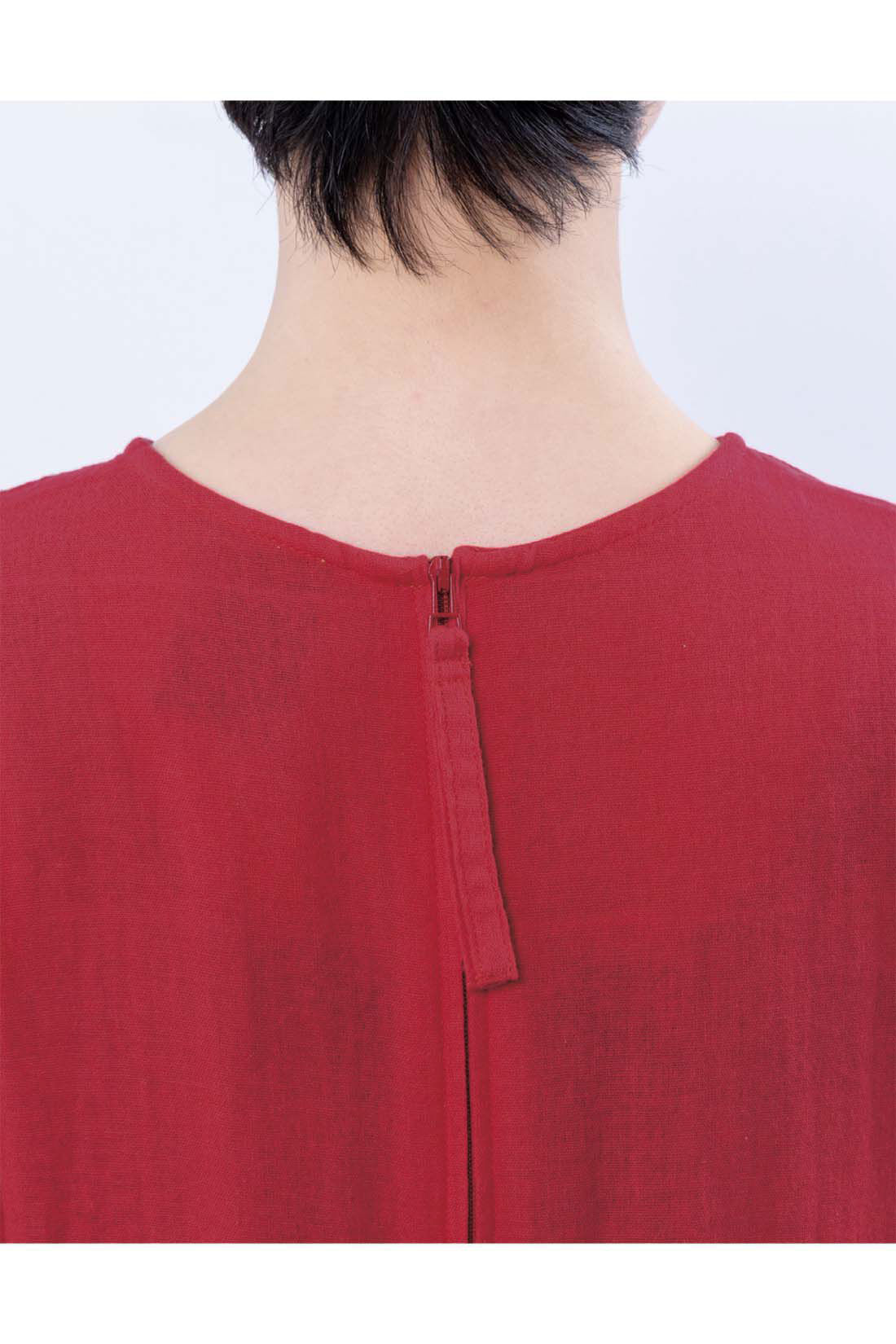 mensha!［メンシャ！］|mensha!　ガーゼでドレスアップ！ コクーンシルエットワンピース|BACK：背中のファスナーは自分で開け閉めしやすいよう、長めの引き手テープ付き。