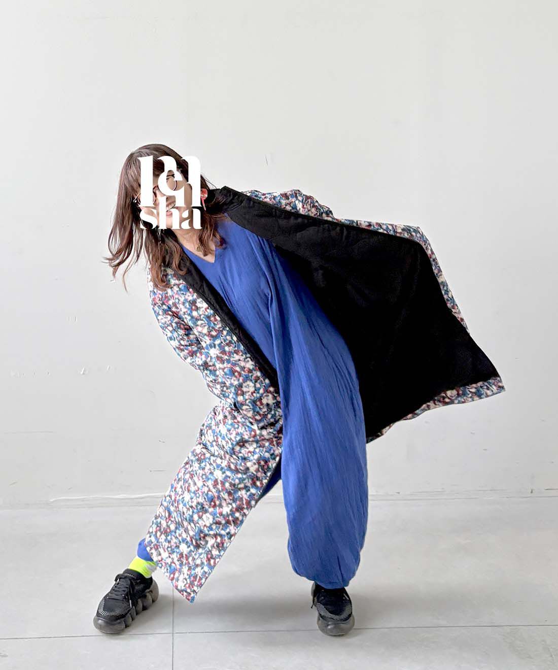 mensha!|(マフラー付き) リバーシブルコート〈花×ブラック〉のコーディネート