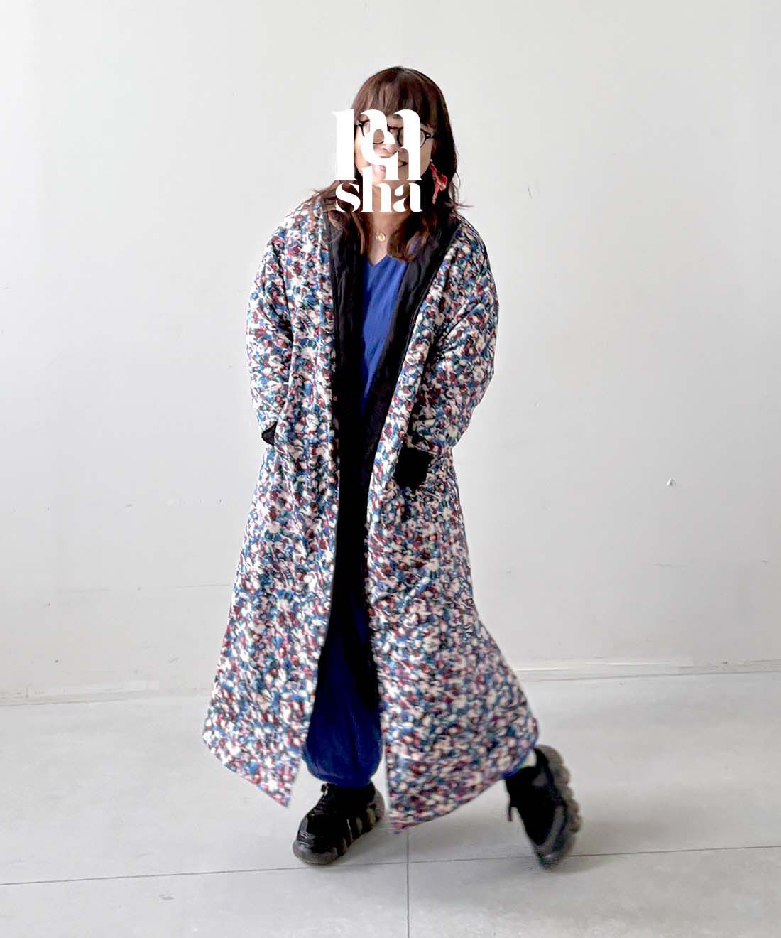 mensha!|(マフラー付き) リバーシブルコート〈花×ブラック〉のコーディネート