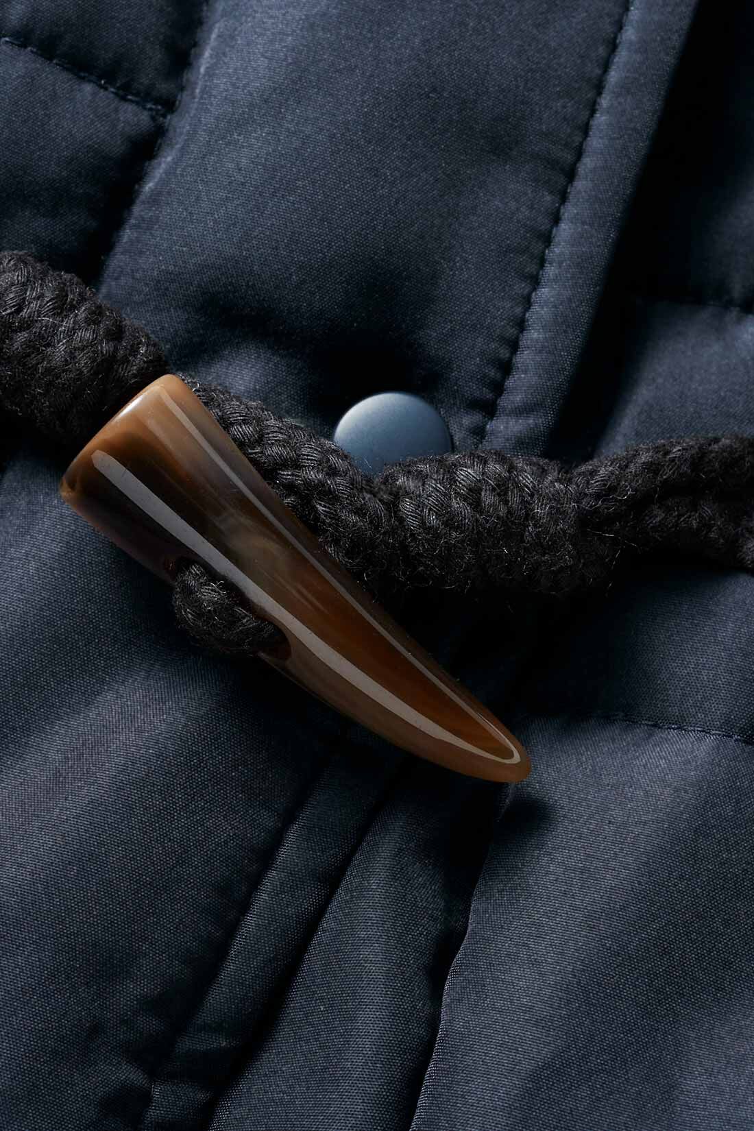 Live in  comfort|リブ イン コンフォート くぼっち★とコラボ 軽やかにこなれ見えする 撥水ロングダッフルダウンコート〈チャコールネイビー〉|上質感のあるロープ遣いの水牛調トグル。スナップボタンとダブルで留めれば、防寒もしっかり。