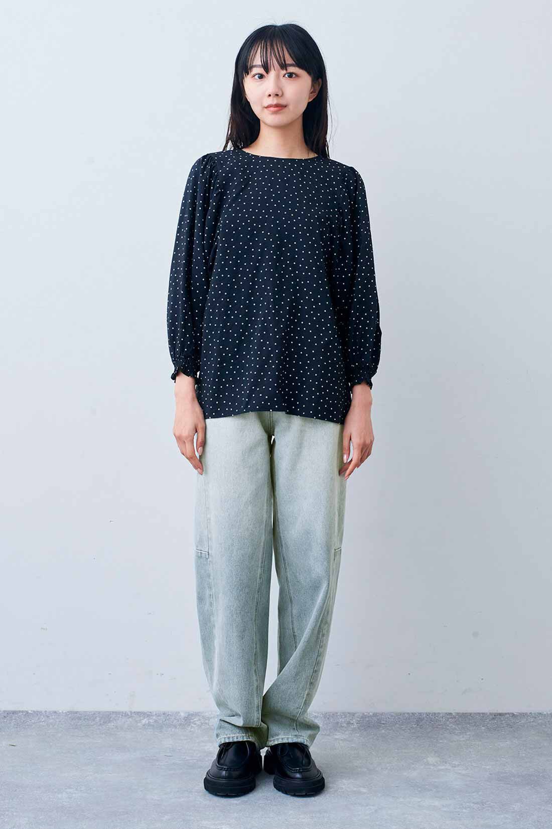 Live in  comfort|リブ イン コンフォート くぼっち★とコラボ はくだけでオシャレ見えする 大人にちょうどいいカーブデニムパンツ〈ライトブルー〉
