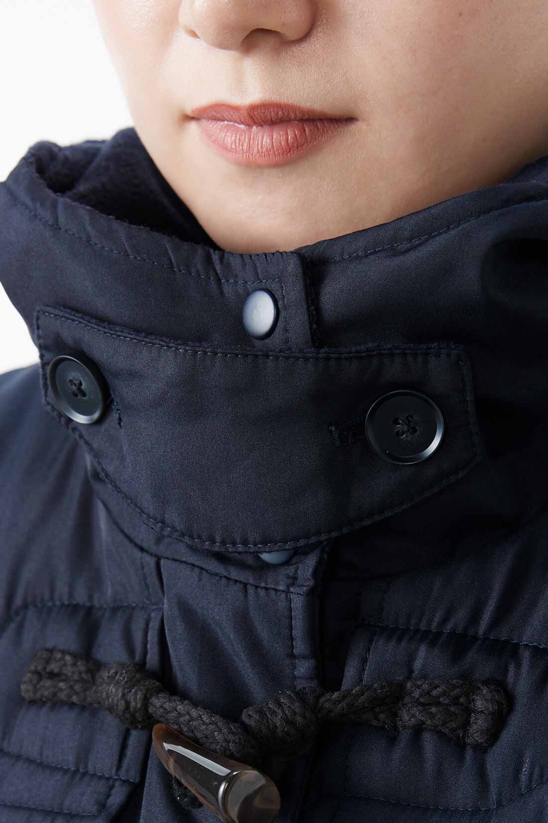 Live in  comfort|リブ イン コンフォート くぼっち★とコラボ 軽やかにこなれ見えする 撥水ロングダッフルダウンコート〈チャコールネイビー〉|衿高の暖かな首もとには冷たい風の侵入を防ぐ、チンストラップ付き。使わないときはサイドに留めてすっきり。