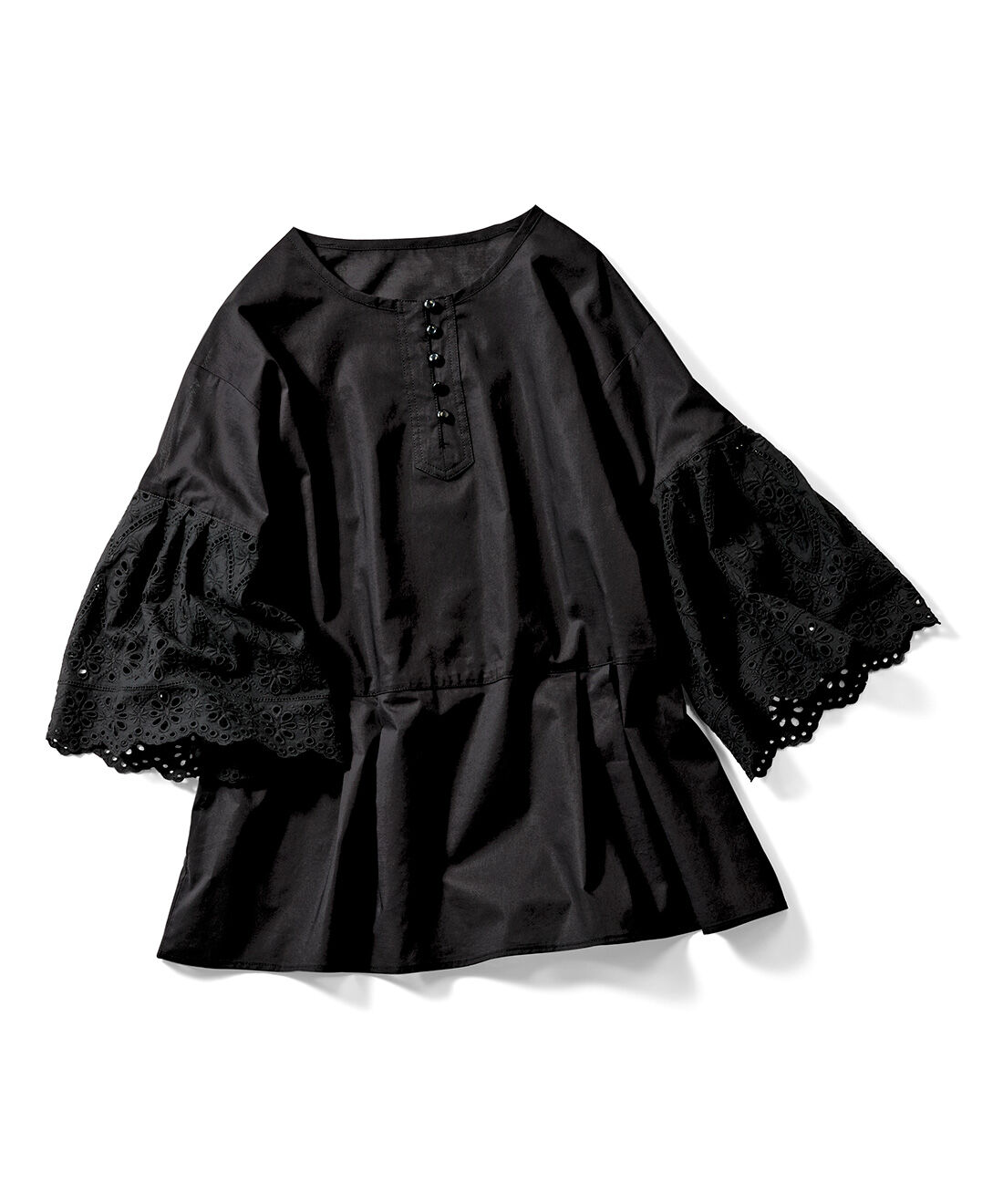 Live in  comfort|リブ　イン　コンフォート　華やかさと透け感を楽しむ　コットンブラックブラウス〈レーススリーブ〉|レーススリーブ