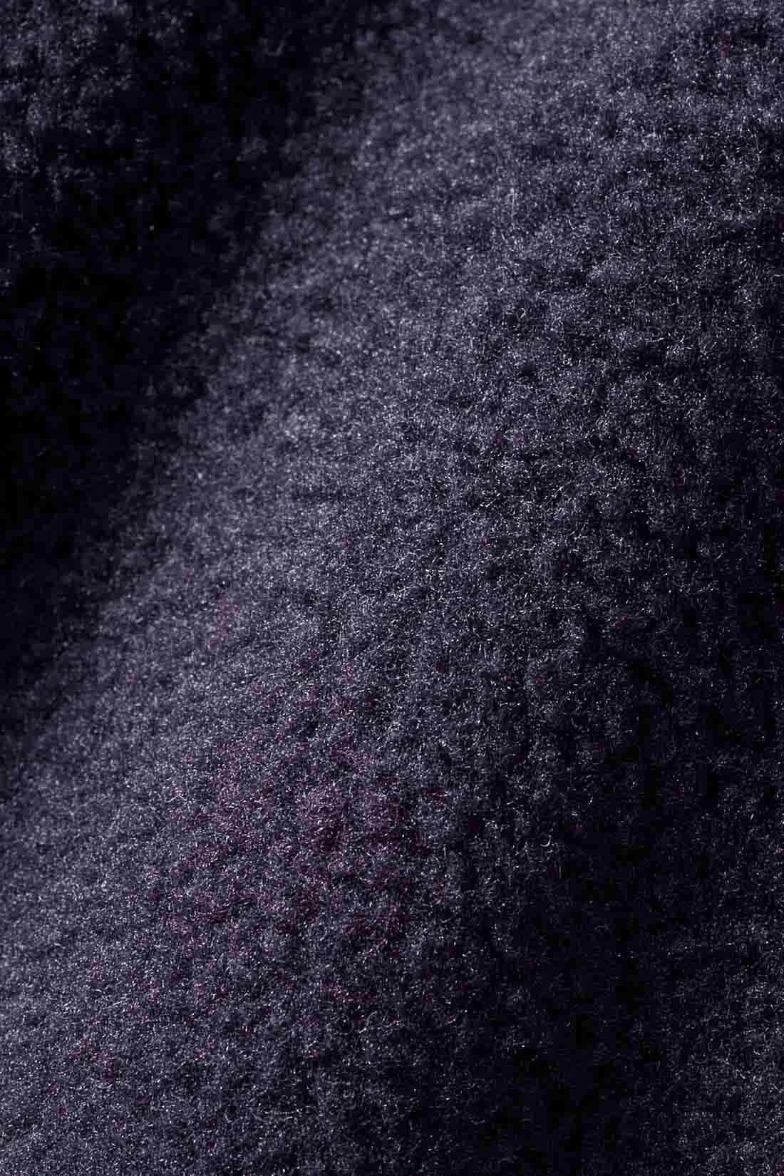 Live in comfort［リブインコンフォート］|リブ イン コンフォート くぼっち★とコラボ 軽やかにこなれ見えする 撥水ロングダッフルダウンコート|フード裏、袖口内側、ポケット内側などは暖かな肌当たりのフリース素材。