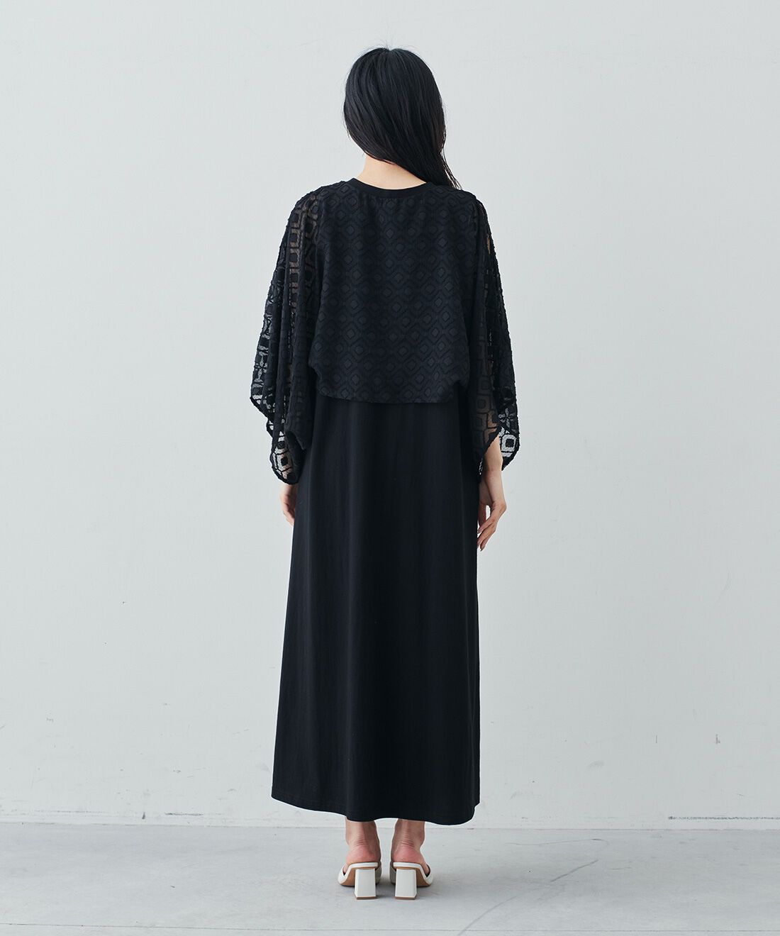 Live in  comfort|リブ イン コンフォート シンプルライフ研究家 マキさんとつくった 気兼ねなくノースリーブを楽しめる ケープドッキングワンピース〈ブラック〉