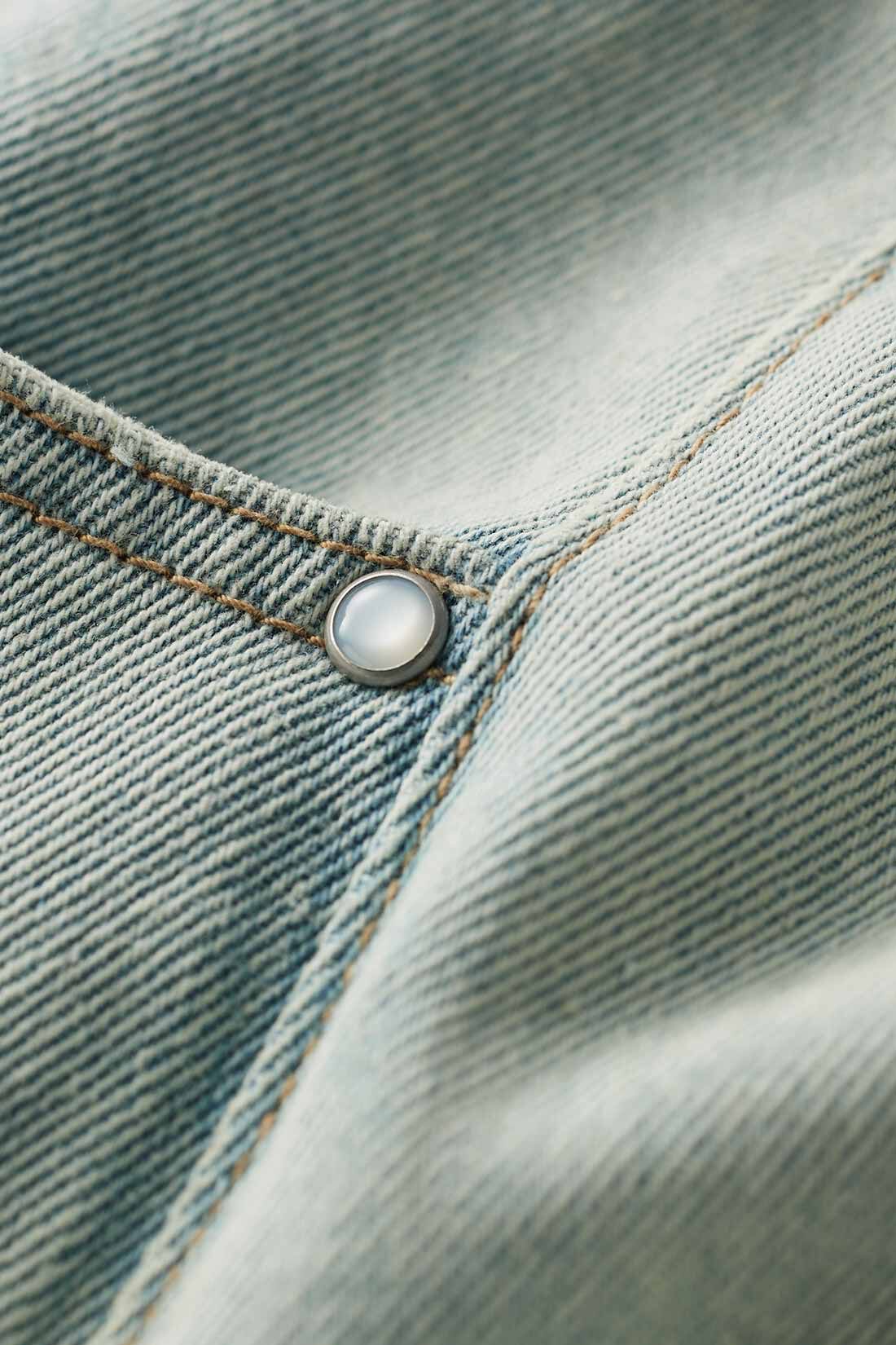 Live in  comfort|リブ イン コンフォート くぼっち★とコラボ はくだけでオシャレ見えする 大人にちょうどいいカーブデニムパンツ〈ライトブルー〉|ビジューリベットがキラリと上品なアクセント。