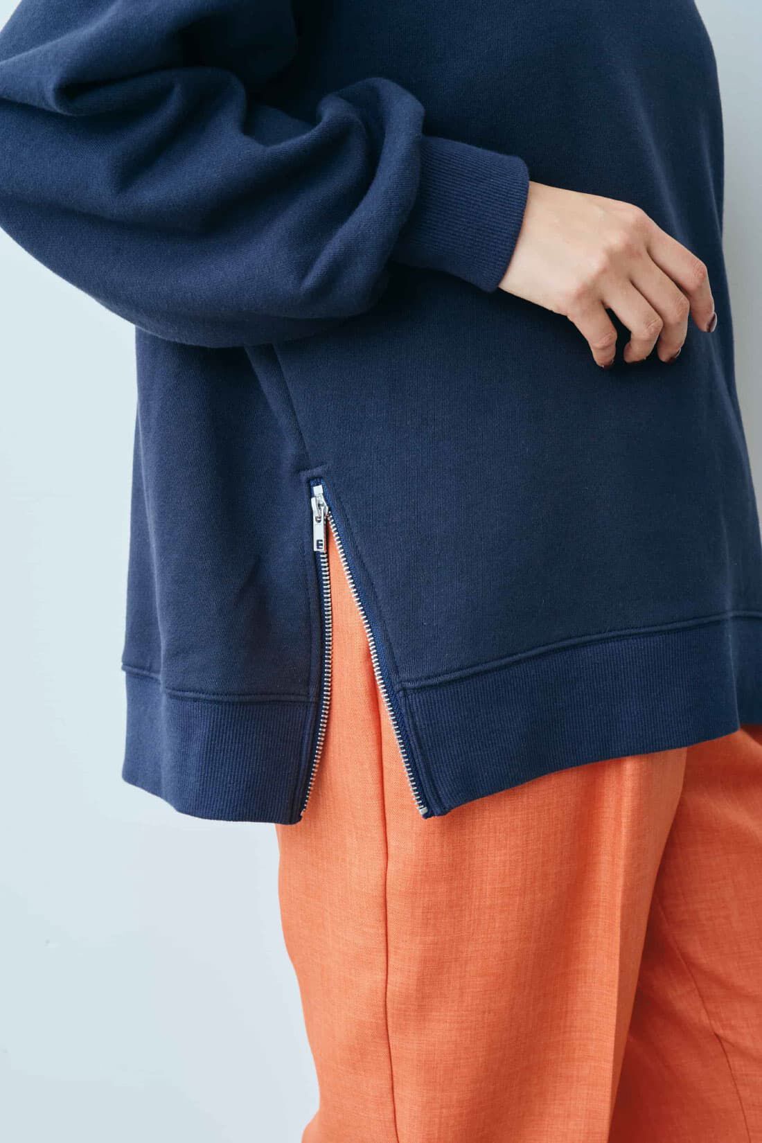 Live in  comfort|リブ イン コンフォート　Ｌｉｖｅ　Ｌｏｖｅ　ＣｏｔｔｏｎⓇプロジェクト　大人っぽく着られる　すそファスナースウェットトップス 〈ネイビー〉|腰のジッパーを開けると抜け感がたっぷり。