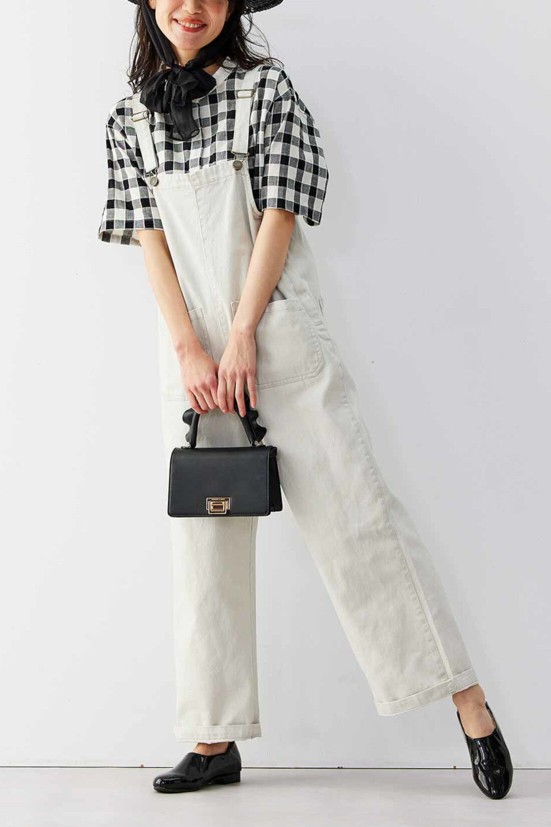 Live in  comfort|リブ イン コンフォート   ブロックチェックシャツと白パンツの涼やかモノトーンコーデセット