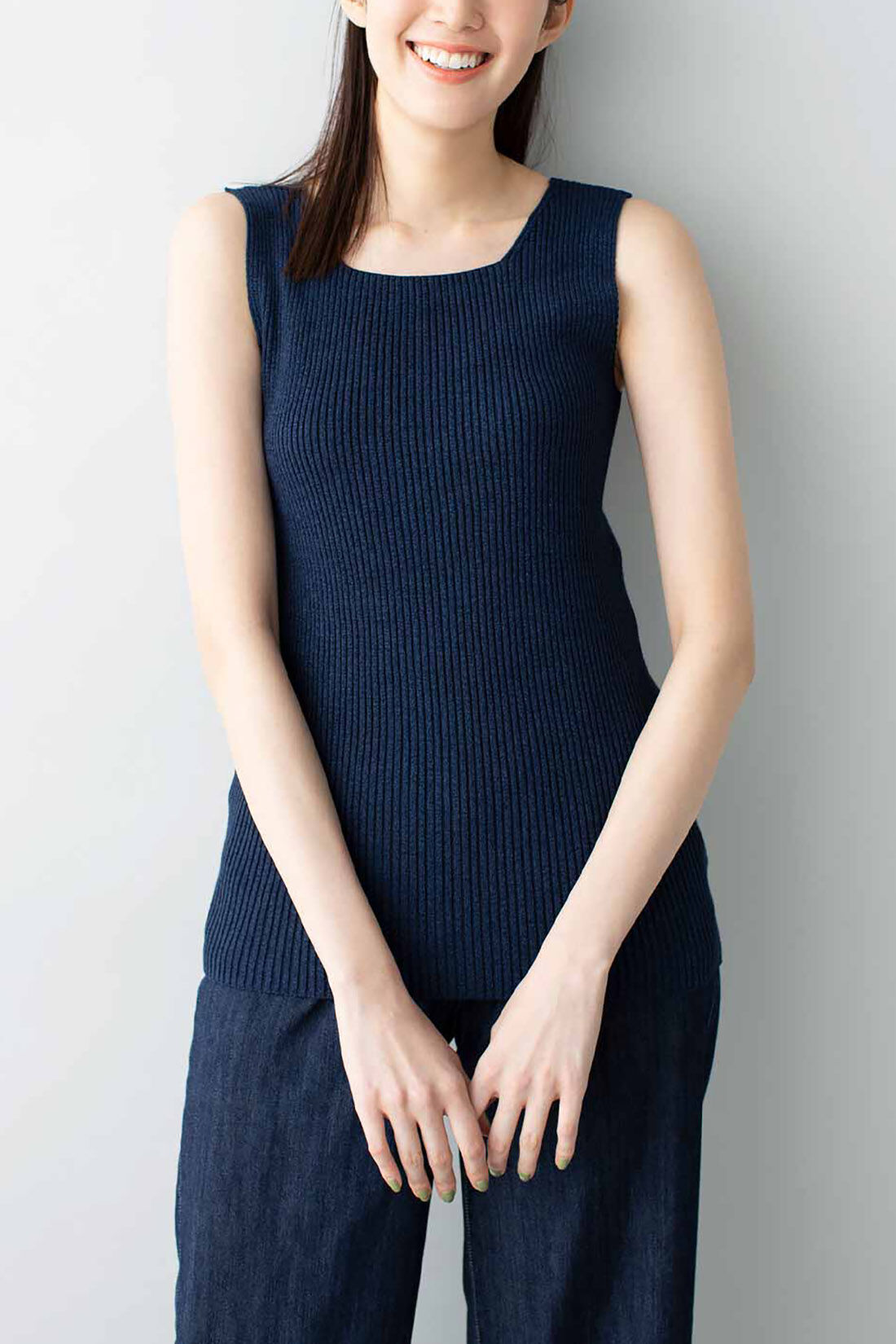 Live in  comfort|リブ イン コンフォート さらり涼感が心地いい 2-WAY和紙混ニットタンクトップ〈ベージュ〉|Vネックとスクエアネックの2-WAY仕様。どちらを前にしてもいい感じ。　※お届けするカラーとは異なります。