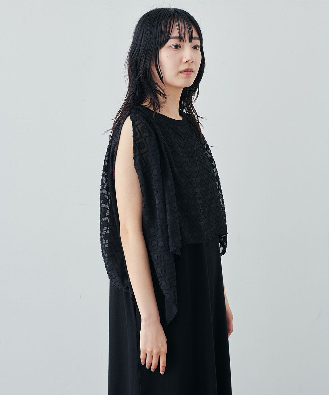 Live in  comfort|リブ イン コンフォート シンプルライフ研究家 マキさんとつくった 気兼ねなくノースリーブを楽しめる ケープドッキングワンピース〈ブラック〉|ノースリーブ