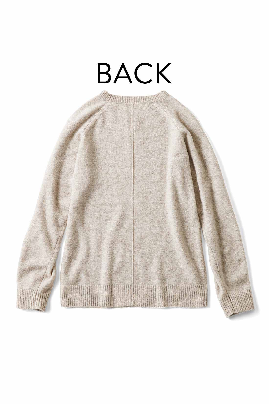Live in  comfort|リブ イン コンフォート ふんわりやさしいヤク混素材のウォッシャブルニットトップス|バックセンターにシームを入れて、アクセントをプラス。後ろ姿もすっきり細見え。
