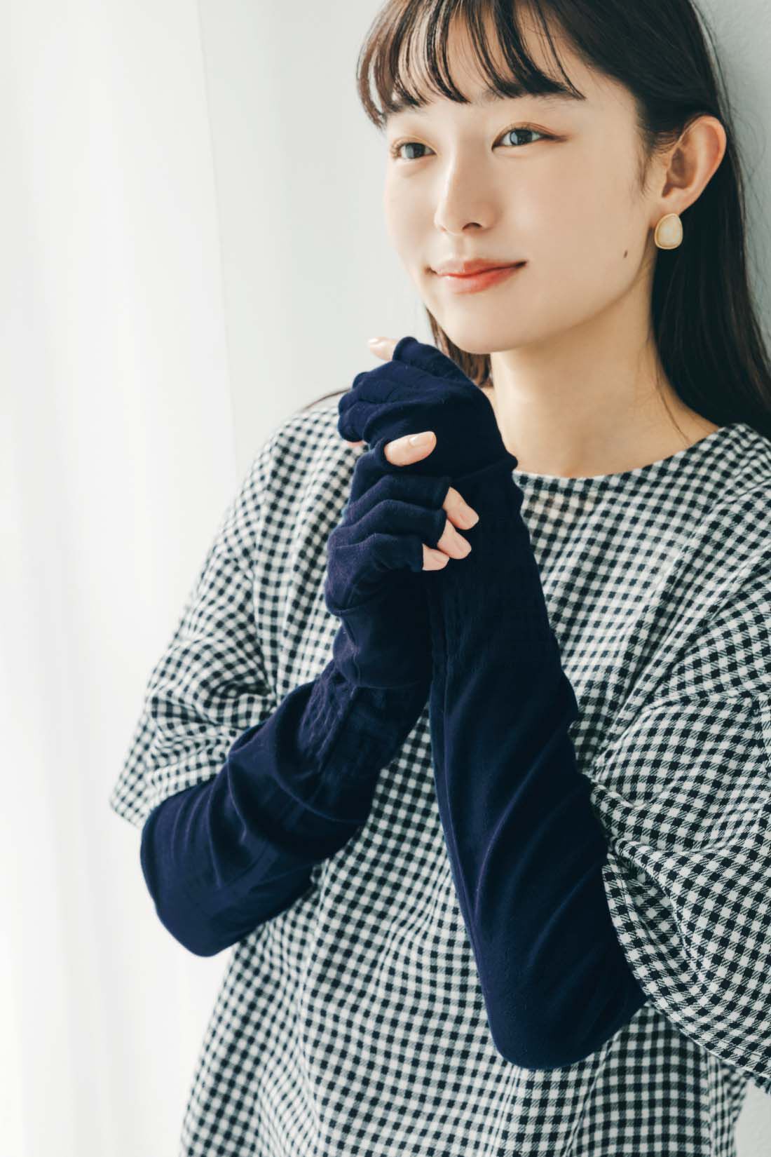 Live in  comfort|リブ イン コンフォート　スマホ操作もできちゃう！　指先ちょこっとないシルク混UVアームカバー【おはだが気になるみんなへ】〈ブラック〉|これは参考画像です。お届けするカラーとは異なります。