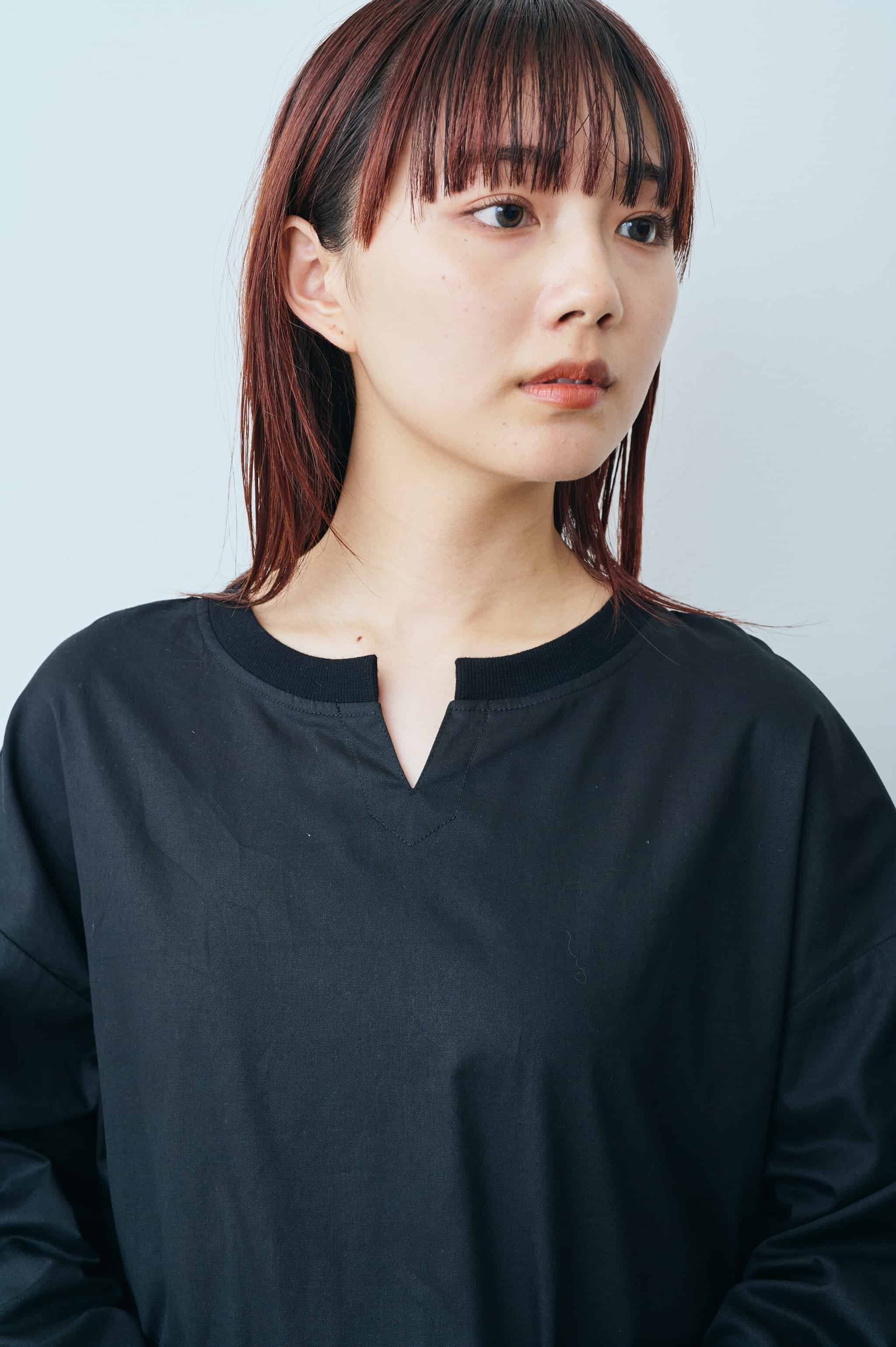 Live in  comfort|リブ イン コンフォート　Ｌｉｖｅ　Ｌｏｖｅ　ＣｏｔｔｏｎⓇプロジェクト　かぶるだけ！簡単スッキリカジュアルワンピース〈ブラック〉|首もとにスリットが入っているから抜け感たっぷり。