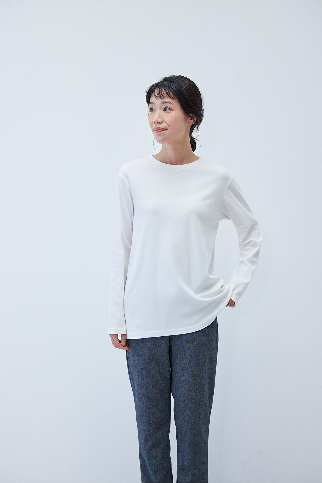 Live in  comfort|リブ イン コンフォート 吸湿発熱コットン素材のこだわりほか綿白Tシャツ|一枚で着たらこんな感じ！