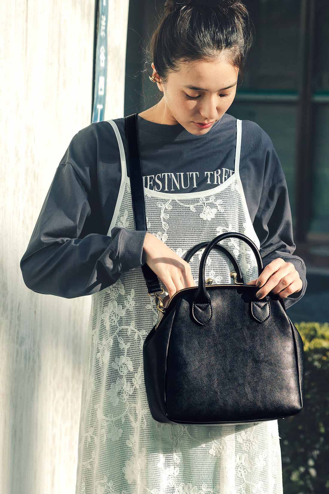 Live in  comfort|リブ イン コンフォート 文筆家甲斐みのりさんと一緒に作った 品のあるがま口ショルダーバッグ〈アンティークブラック〉