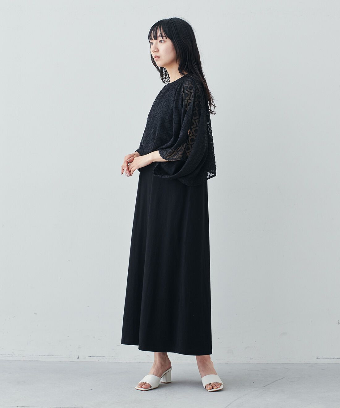 Live in  comfort|リブ イン コンフォート シンプルライフ研究家 マキさんとつくった 気兼ねなくノースリーブを楽しめる ケープドッキングワンピース〈ブラック〉