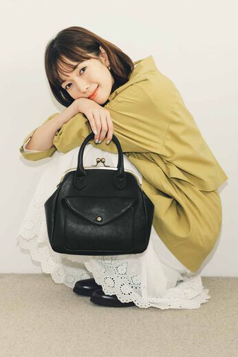 Live in  comfort | 文筆家 甲斐みのり 品のある がま口 ショルダーバッグ ブラック 黒
