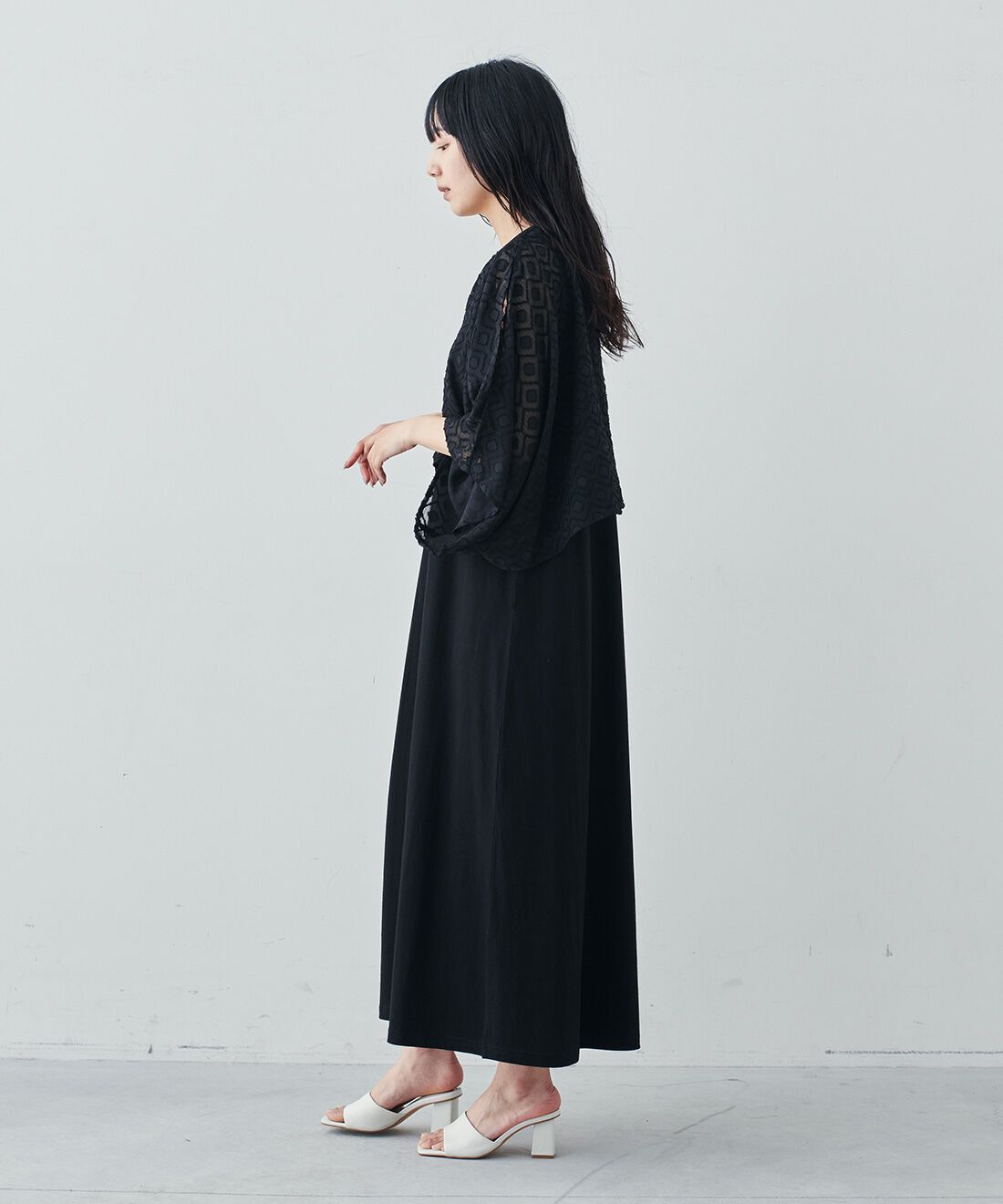 Live in  comfort|リブ イン コンフォート シンプルライフ研究家 マキさんとつくった 気兼ねなくノースリーブを楽しめる ケープドッキングワンピース〈ブラック〉