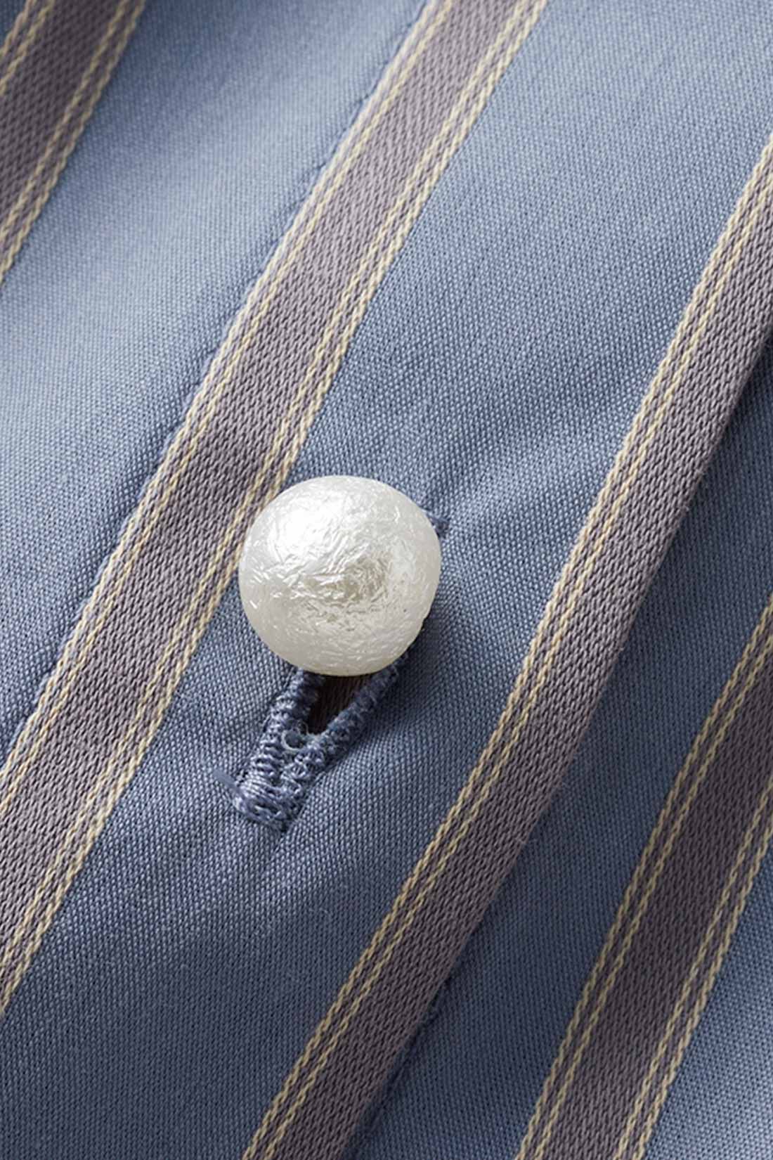 Live in  comfort|リブ イン コンフォート　パール調ボタンで品よくかわいい 後ろギャザーのひらりフレアーシャツチュニック〈ベージュストライプ〉|しわになりにくいポリエステル・綿混素材のシャツ生地。コットンパール調ボタンで上品に。　※お届けするカラーとは異なります。