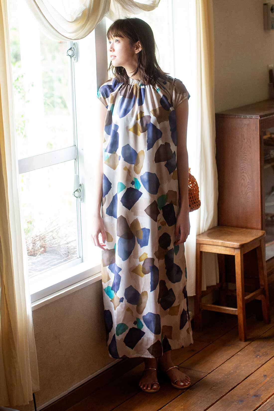 Live in  comfort|リブ イン コンフォート 沖縄ののんびりとした気分を味わう やちむん柄のネックギャザーワンピース〈アイボリー〉