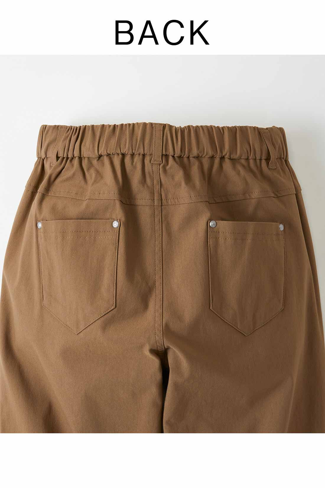 Live in  comfort|リブ イン コンフォート ぐーんと伸びてノンストレス スッキリ美脚なスーパー伸び軽テーパードパンツの会|ウエストは総ゴム仕様でらくちん。小尻に見えるヒップポケットにもこだわり。