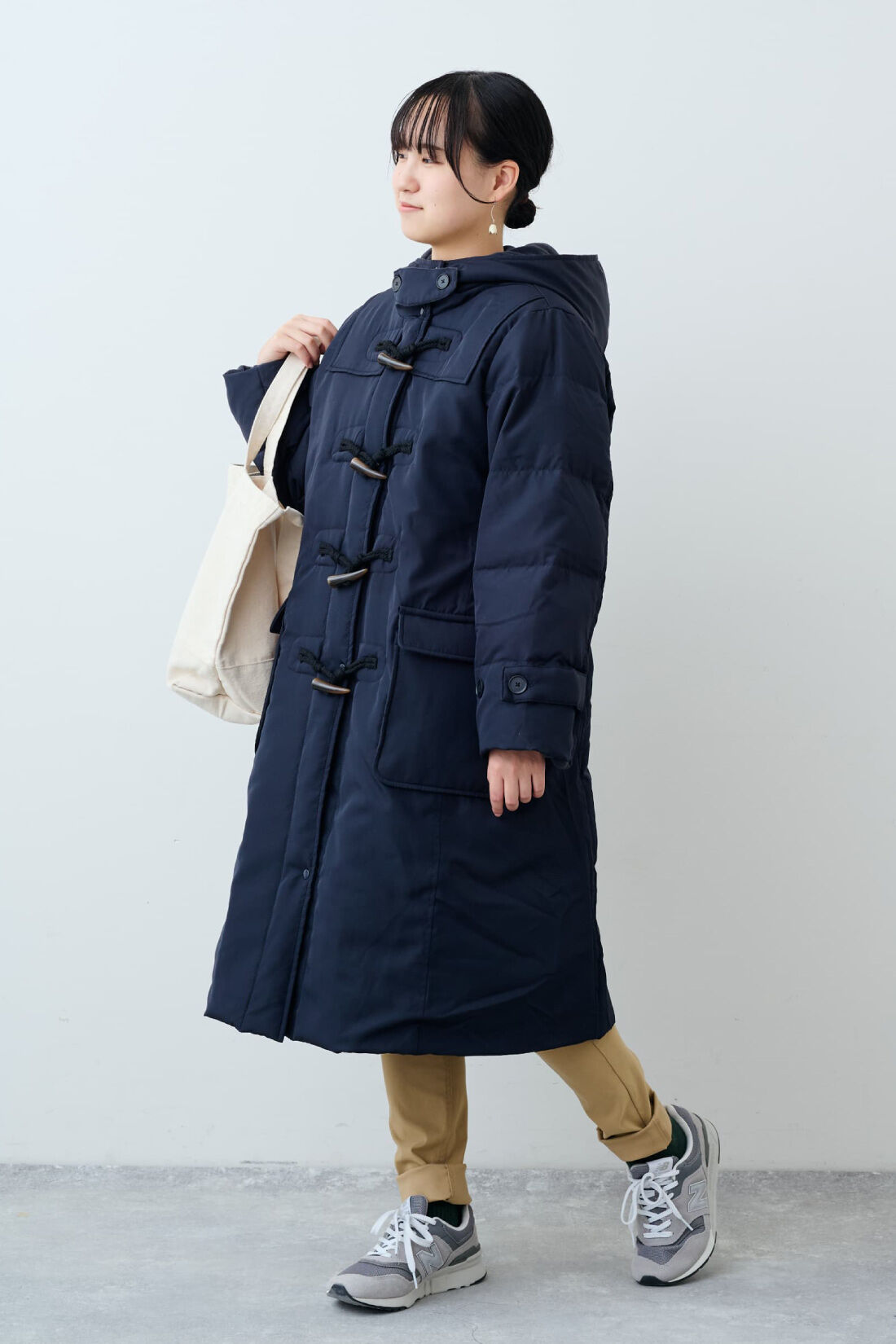 Live in  comfort|リブ イン コンフォート くぼっち★とコラボ 軽やかにこなれ見えする 撥水ロングダッフルダウンコート〈チャコールネイビー〉|〈丈で印象CHANGE!〉身長：158cm　着用サイズ：MP