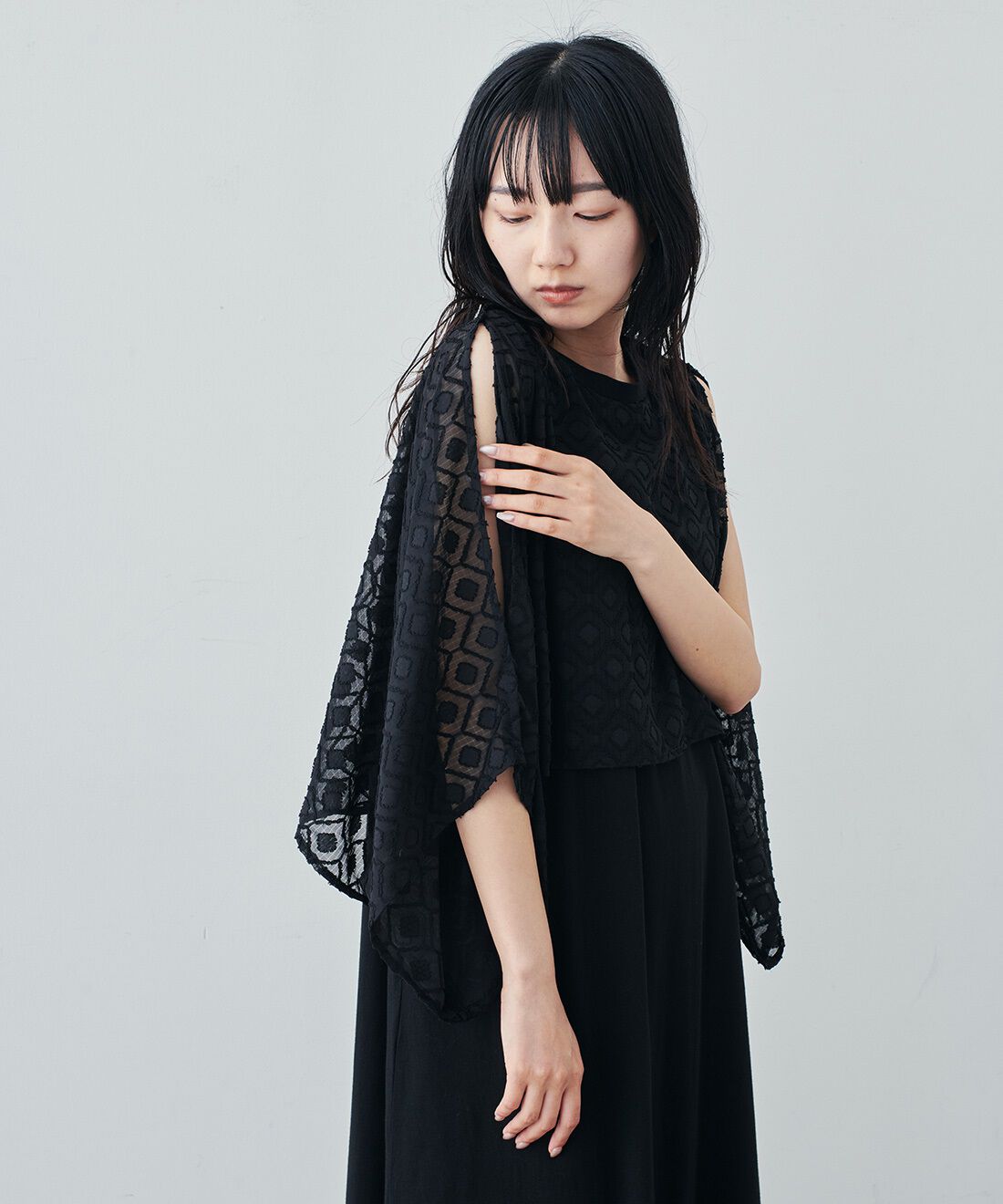 Live in  comfort|リブ イン コンフォート シンプルライフ研究家 マキさんとつくった 気兼ねなくノースリーブを楽しめる ケープドッキングワンピース〈ブラック〉|袖のスリットから腕を出すと、ノースリーブワンピにチェンジ！
