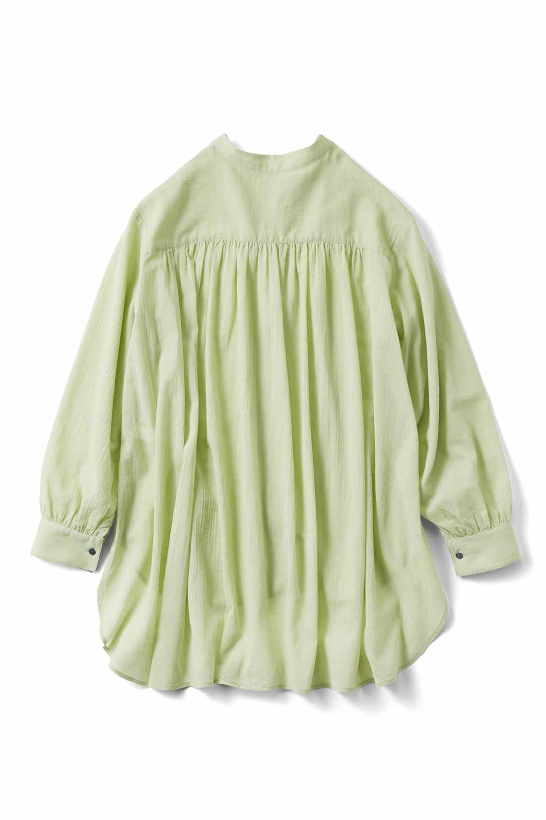 Live in  comfort|リブ イン コンフォート   後ろたっぷりギャザーがかわいい コットンシアーロングシャツ〈オフホワイト〉|Back　※お届けするカラーとは異なります。