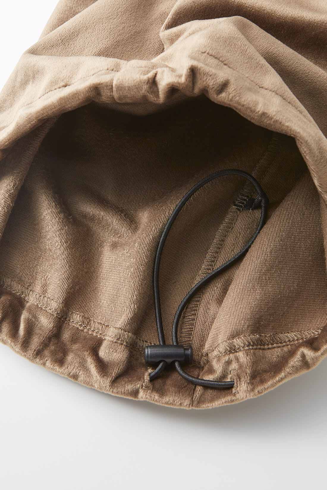 Live in  comfort|リブ イン コンフォート はき心地やわらか 上品艶ベロアのパラシュートパンツ|すそのしぼり具合を自由に調節できるドローストリング遣い。ループが出ないから安全です。