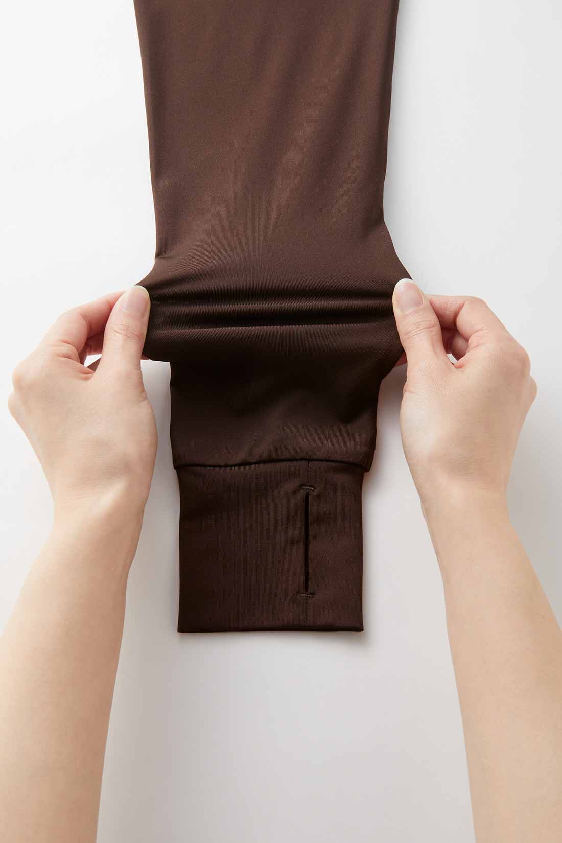 Live in  comfort|リブ イン コンフォート 大人モリスの世界 「いちご泥棒」柄を秘めた優美な水着セット〈ブラウン〉|ストレッチがきいていて伸びやか。