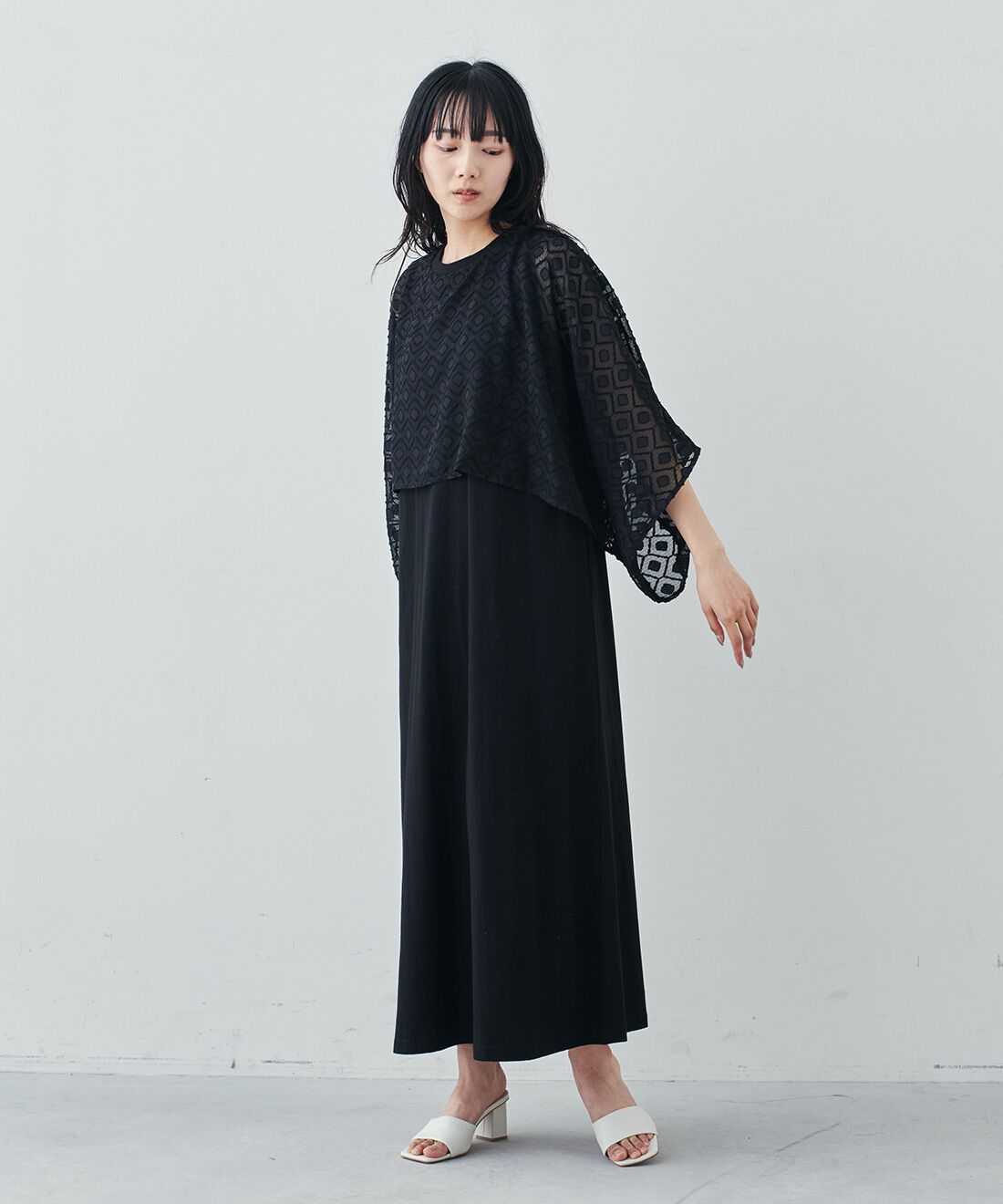 Live in  comfort|リブ イン コンフォート シンプルライフ研究家 マキさんとつくった 気兼ねなくノースリーブを楽しめる ケープドッキングワンピース〈ブラック〉