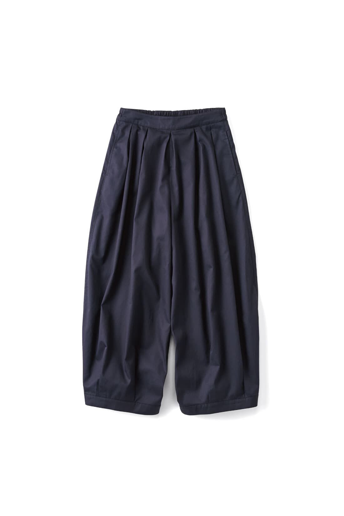 Live in  comfort|リブ イン コンフォート　Ｌｉｖｅ　Ｌｏｖｅ　ＣｏｔｔｏｎⓇプロジェクト　シルエットチェンジでコーデ自在な　ぷっかりコットンパンツ〈ネイビー〉|すそのボタンを留めることで、ぽんわりシルエットに様変わり。