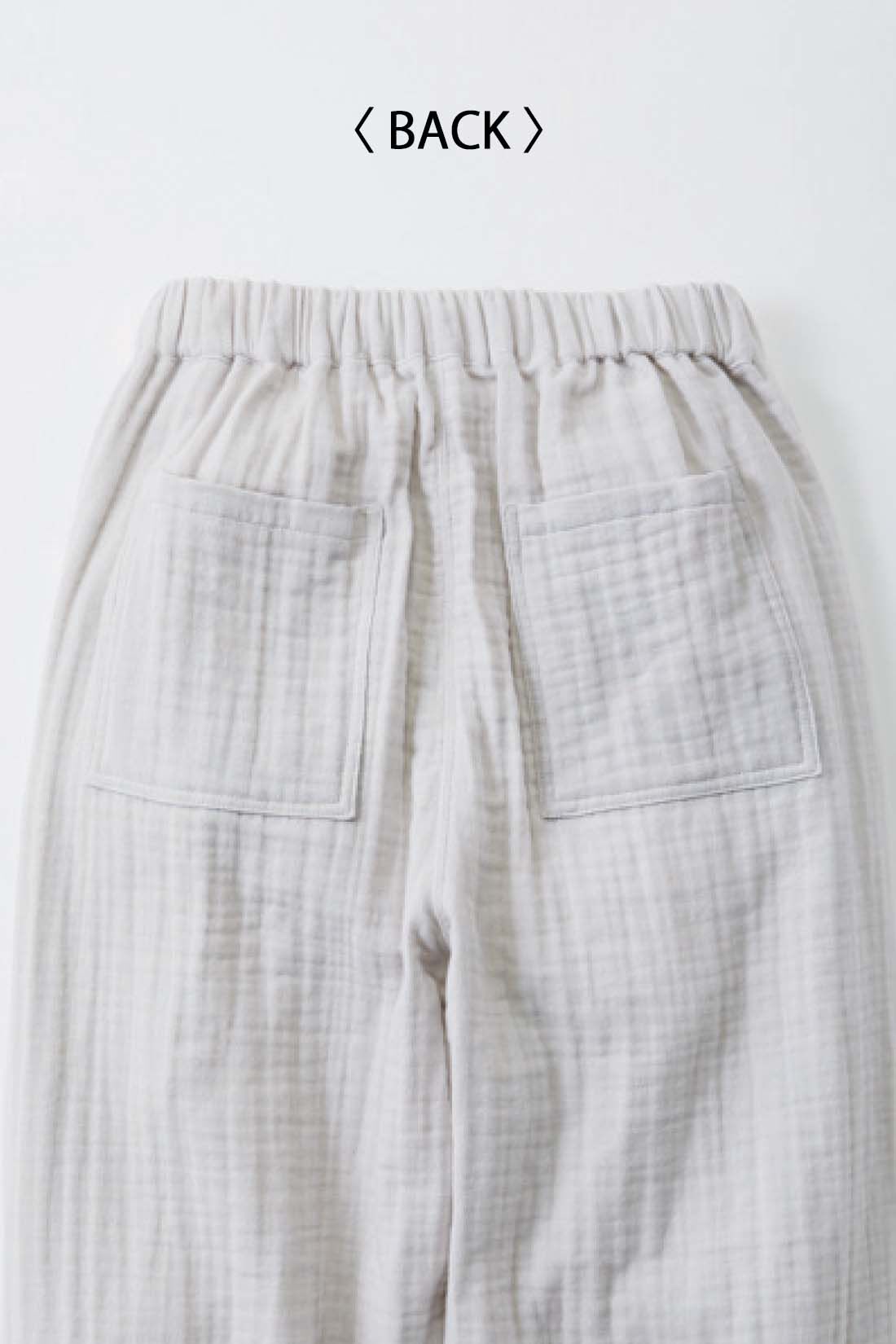 Live in  comfort|リブ イン コンフォート　やわらかなコットントリプルガーゼのやさしいパンツ〈ライトグレー〉【おはだが気になるみんなへ】|ウエストは総ゴムでらくちん。バックポケットで、ヒップをさりげなくカバー。