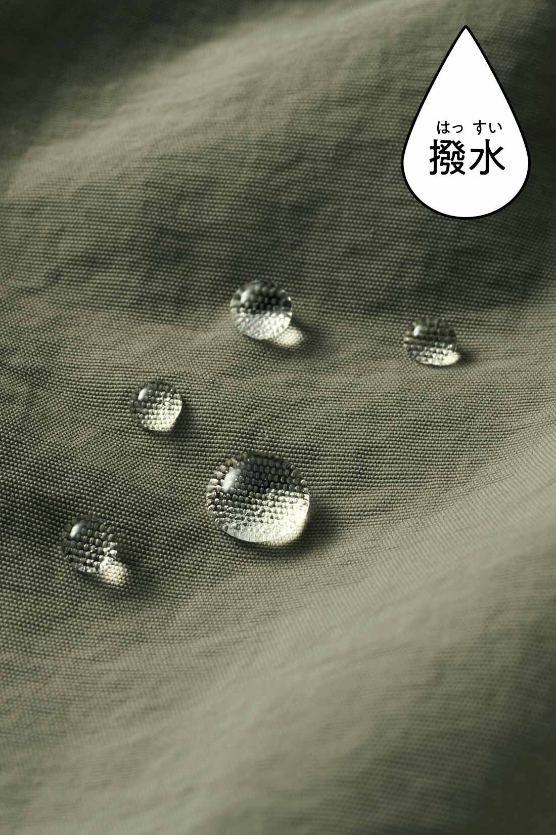 Live in  comfort|リブ　イン　コンフォート　栞里ちゃんとつくった　撥水機能・ＵＶカットでアクティブにも使える　ハーフパンツ〈カーキ〉|高見えするマットな生地は、急な雨や水汚れをパッと弾く撥水加工のナイロン素材。UVカット＆虫を寄せつけにくい加工も！