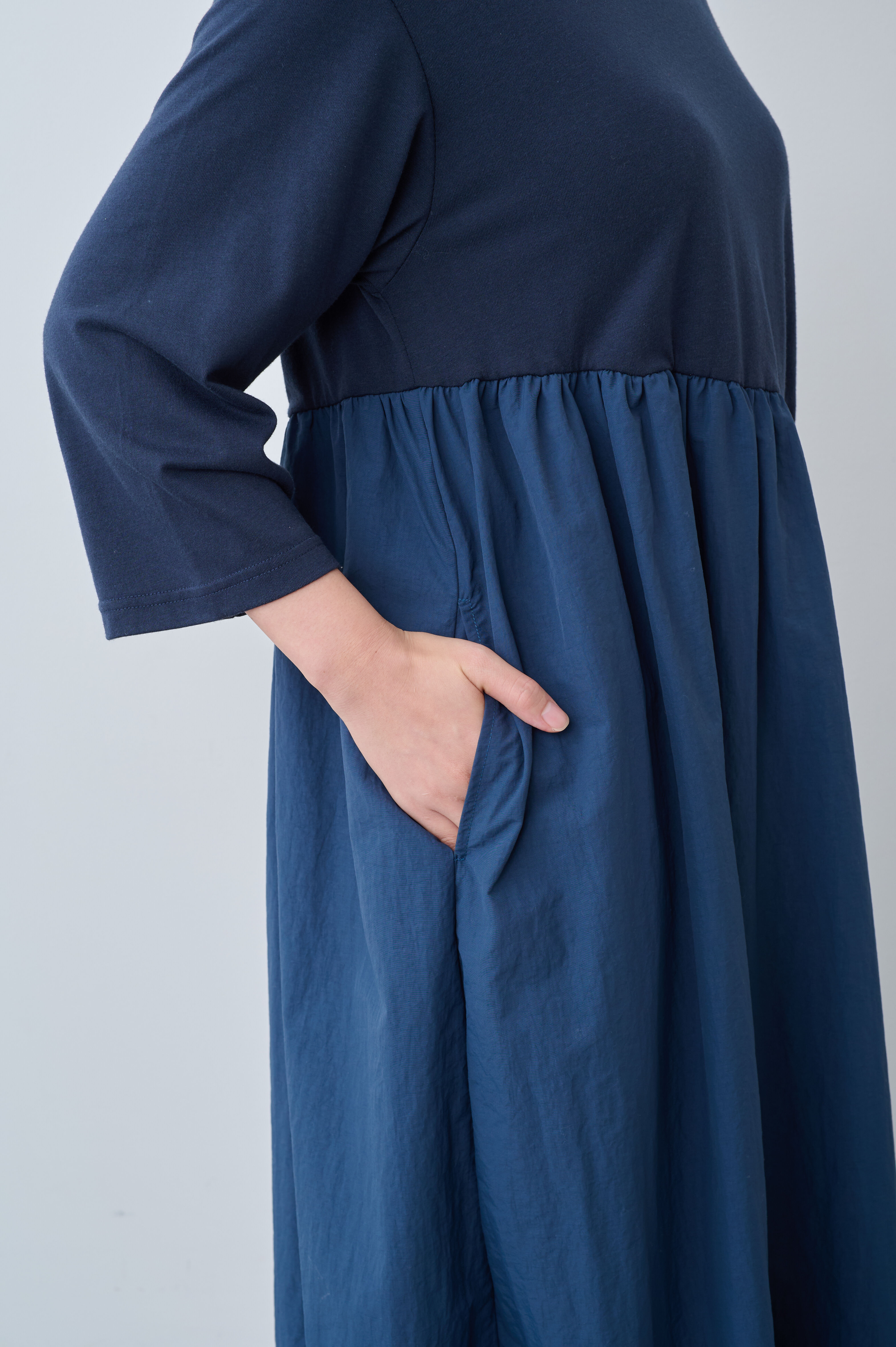 Live in  comfort|リブ イン コンフォート 汗じみ軽減加工のカットソー×軽やかナイロン素材の切り替えワンピース