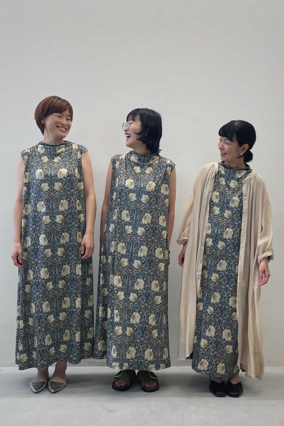 Live in  comfort|リブ イン コンフォート 大人モリスの世界 「ピンパーネル」柄が美しく着映える ゆるネックワンピース〈ネイビー〉