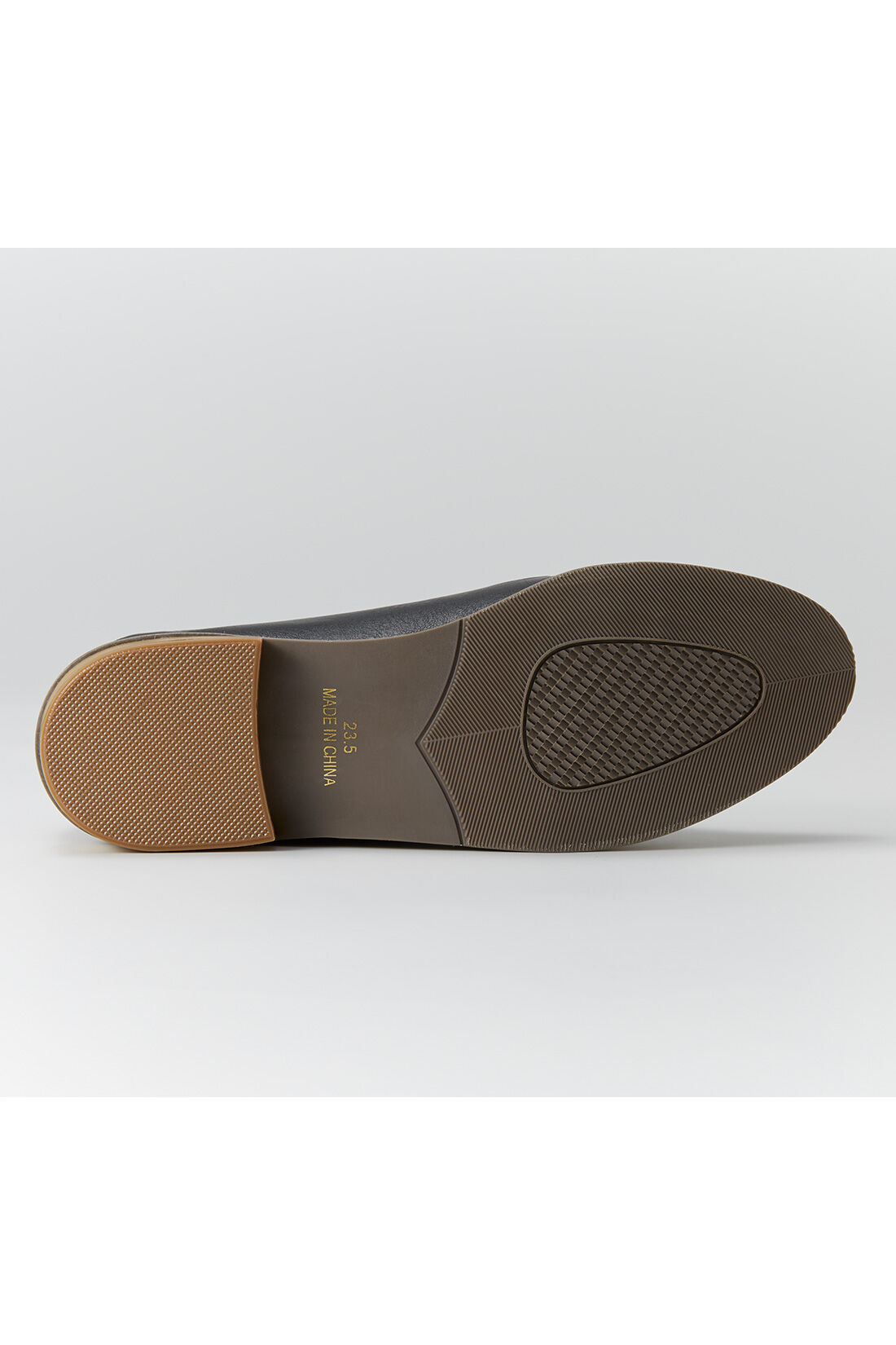 Live in  comfort|リブ イン コンフォート はまじとコラボ ビット遣いが上品な やわらかフラットシューティ〈ホワイト〉|屈曲性があって歩きやすいソール。※お届けするカラーとは異なります。