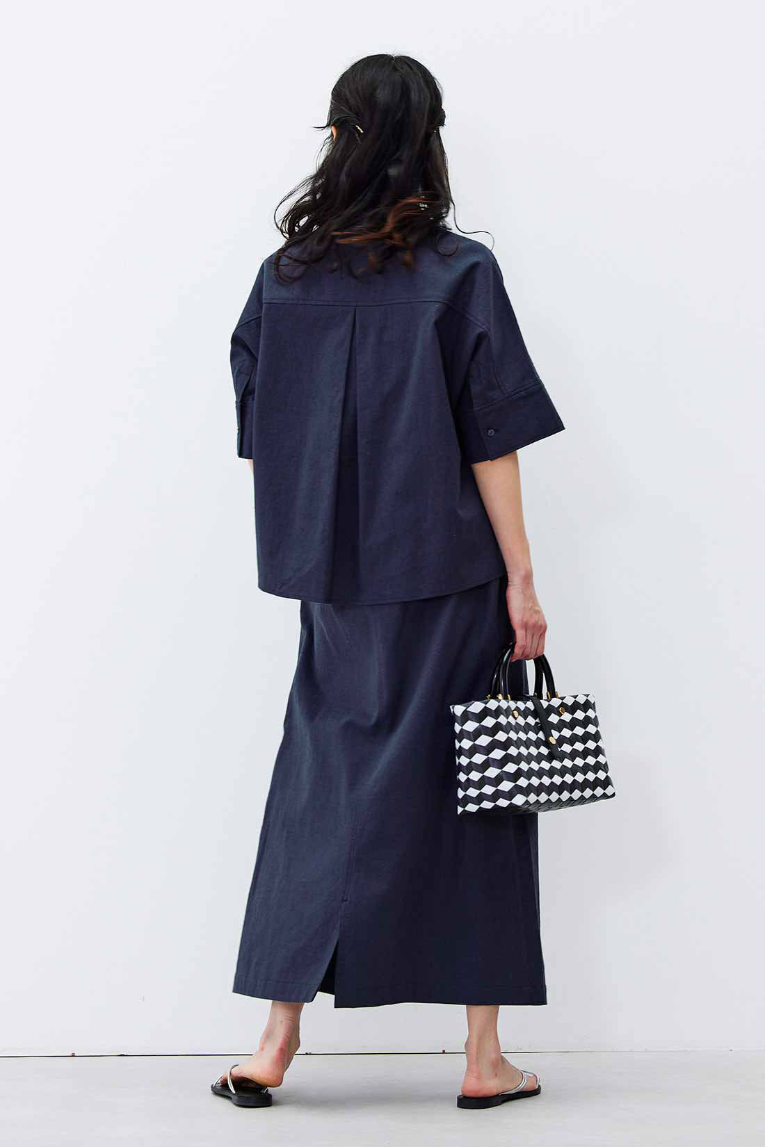 Live in  comfort|リブ イン コンフォート くぼっち★とコラボ 麻混素材のシャツ＆スカートセットアップ〈ダークネイビー〉