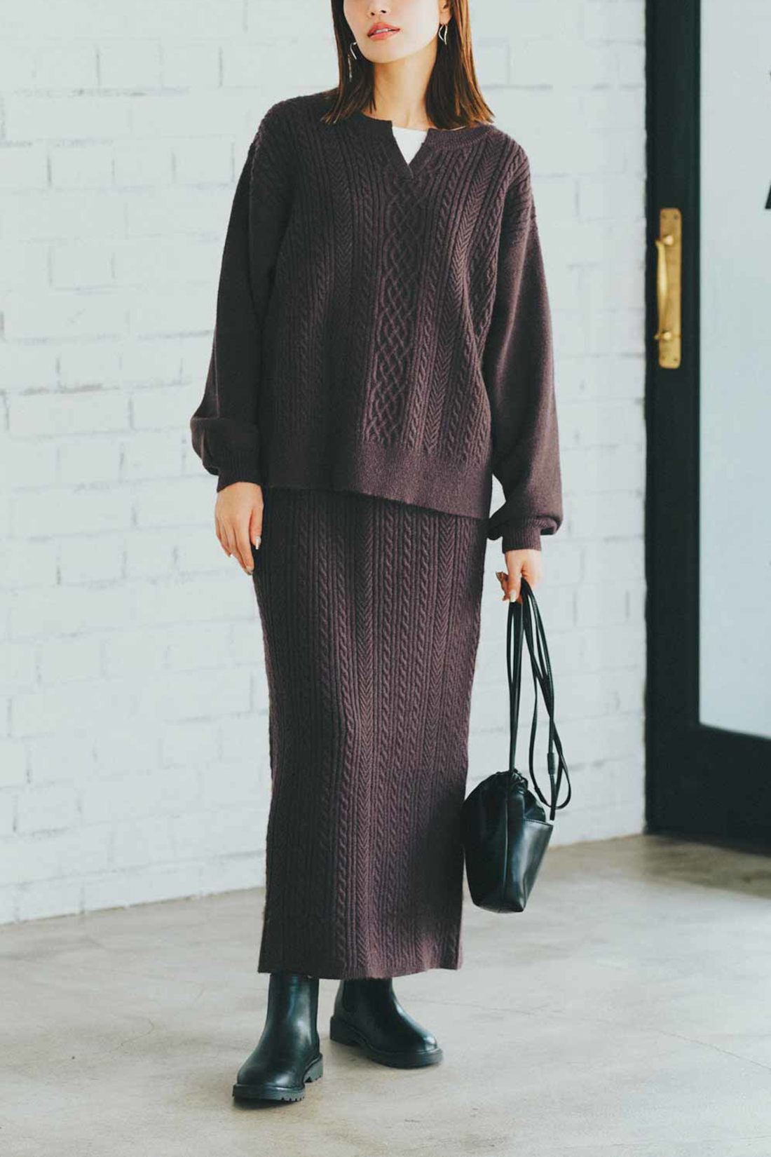 Live in  comfort|リブ イン コンフォート　くぼっち★とコラボ 上品ケーブル編みニットトップス＆スカートセットアップ〈チョコレートブラウン〉