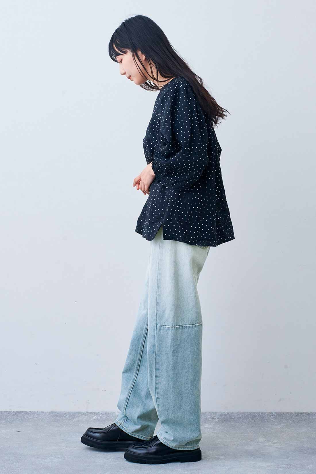 Live in  comfort|リブ イン コンフォート くぼっち★とコラボ はくだけでオシャレ見えする 大人にちょうどいいカーブデニムパンツ〈ライトブルー〉