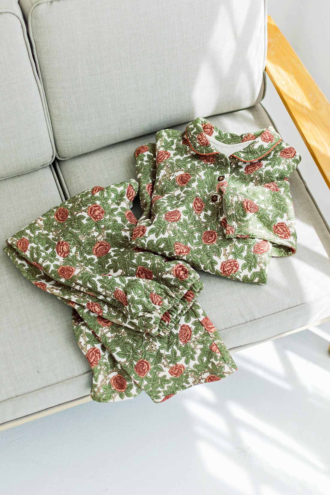Live in  comfort|リブ イン コンフォート 大人モリスの世界 「ランブリングローズ」柄でロマンティックに眠る キルティングパジャマ〈グリーン〉