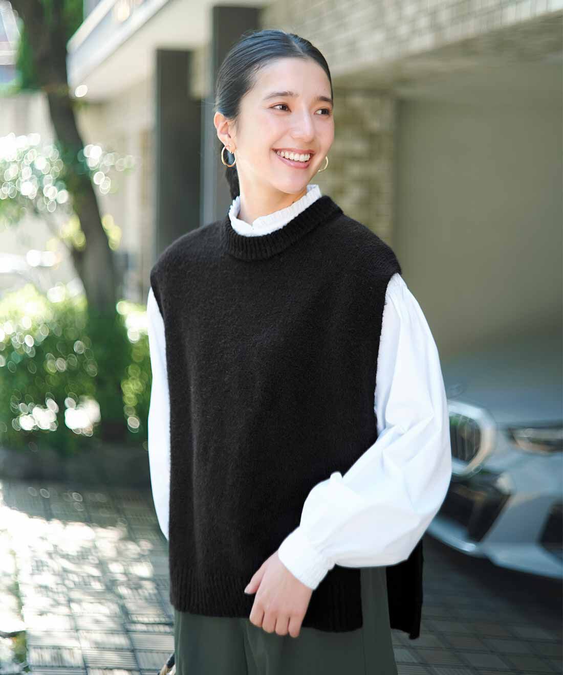 Live in  comfort|リブ イン コンフォート はまじとコラボ 間の季節の強い味方！ 何にでも重ねてスッキリこなれるニットベスト〈ブラック〉