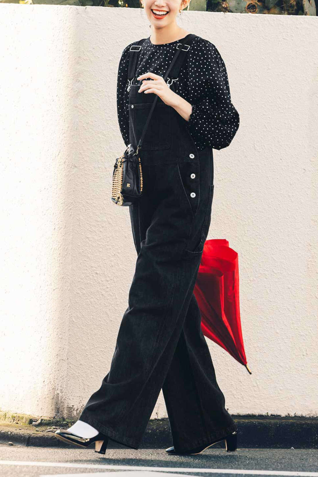 Live in  comfort|リブ イン コンフォート 人気スタイリスト 石上 美津江さんとつくった これが正解！ 大人のこなれサロペット〈ブラックデニム〉|「甘さやかわいらしさを感じるアイテムでまとめても、くどくならなくて、いい具合のカジュアルさに着地！ フレンチシックを大人らしく楽しめて、すごく頼りになります」