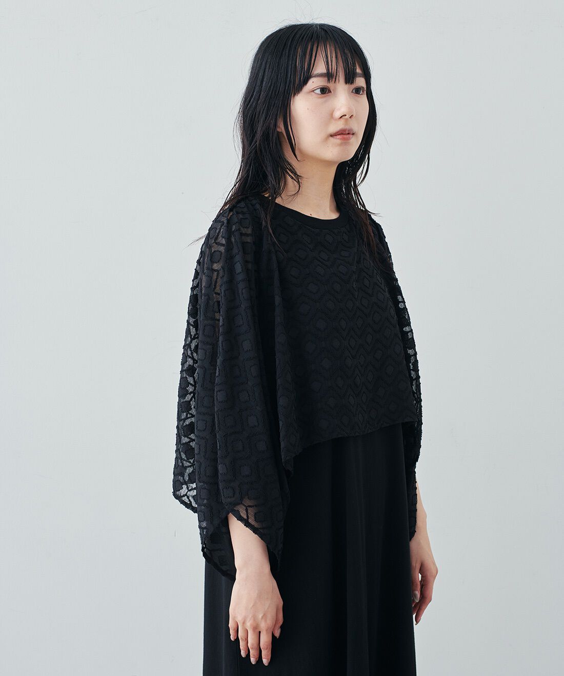 Live in  comfort|リブ イン コンフォート シンプルライフ研究家 マキさんとつくった 気兼ねなくノースリーブを楽しめる ケープドッキングワンピース〈ブラック〉|ケープ使い